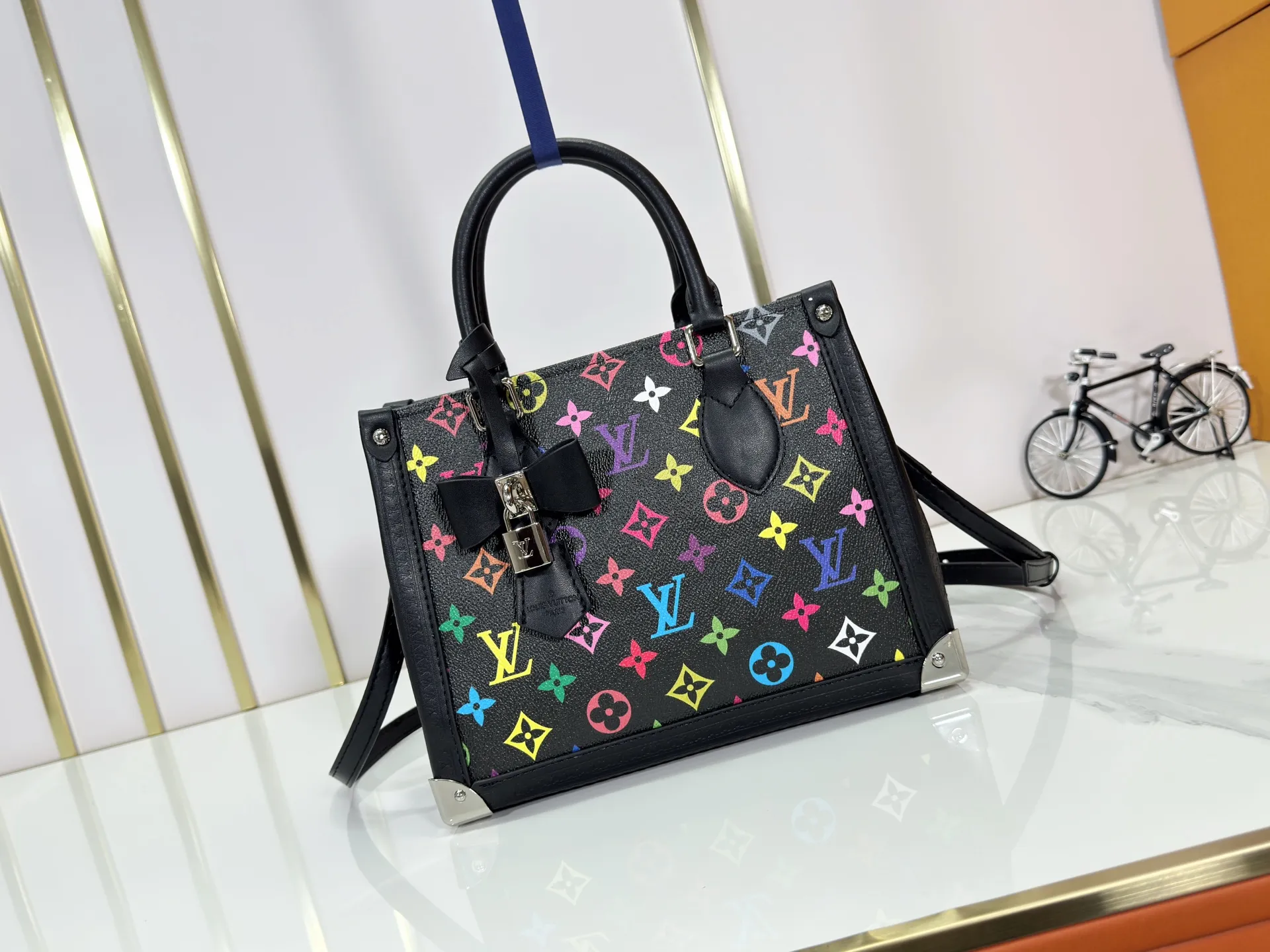 P300 upgraded original M13079 M45495 M45659 M44571 The Louis Vuitton x Murakami reissue series interprets the OnTheGo small handbag in a smart way. The colorful Monogram canvas body, cowhide leather trim and LV x TM key bag highlight the sophisticated style. The shiny corners recall the design of traditional Louis Vuitton luggage, and the shoulder strap and top handle allow for multiple carrying methods. Dimensions: 25.0 x 19.0 x 11.5 cm (length x height x width)