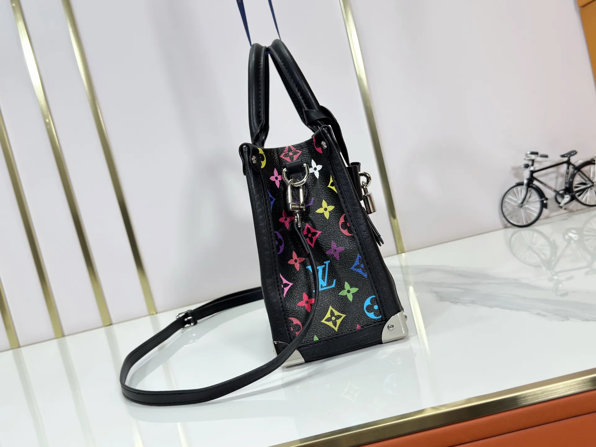 P300 upgraded original M13079 M45495 M45659 M44571 The Louis Vuitton x Murakami reissue series interprets the OnTheGo small handbag in a smart way. The colorful Monogram canvas body, cowhide leather trim and LV x TM key bag highlight the sophisticated style. The shiny corners recall the design of traditional Louis Vuitton luggage, and the shoulder strap and top handle allow for multiple carrying methods. Dimensions: 25.0 x 19.0 x 11.5 cm (length x height x width)