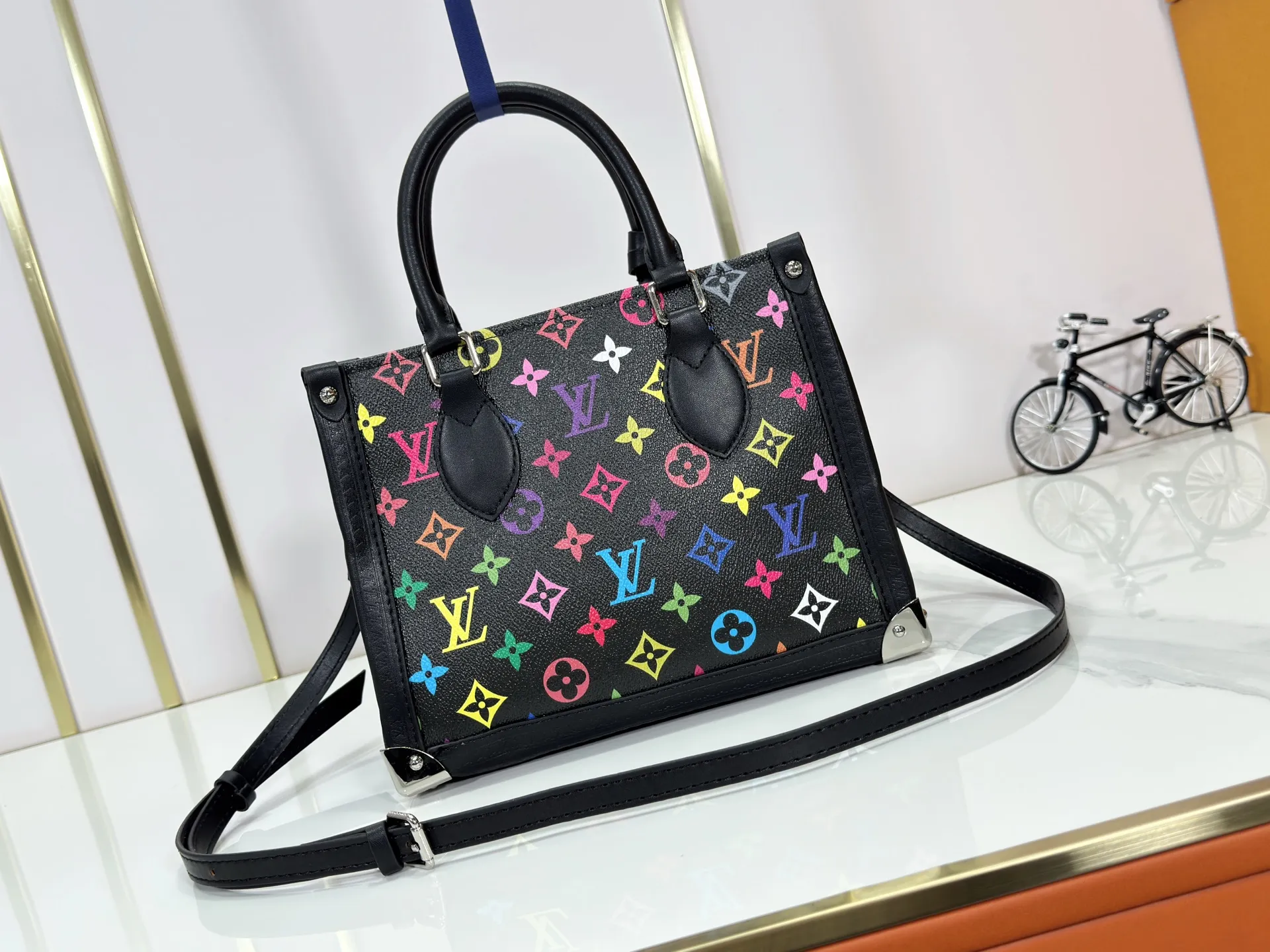 P300 upgraded original M13079 M45495 M45659 M44571 The Louis Vuitton x Murakami reissue series interprets the OnTheGo small handbag in a smart way. The colorful Monogram canvas body, cowhide leather trim and LV x TM key bag highlight the sophisticated style. The shiny corners recall the design of traditional Louis Vuitton luggage, and the shoulder strap and top handle allow for multiple carrying methods. Dimensions: 25.0 x 19.0 x 11.5 cm (length x height x width)