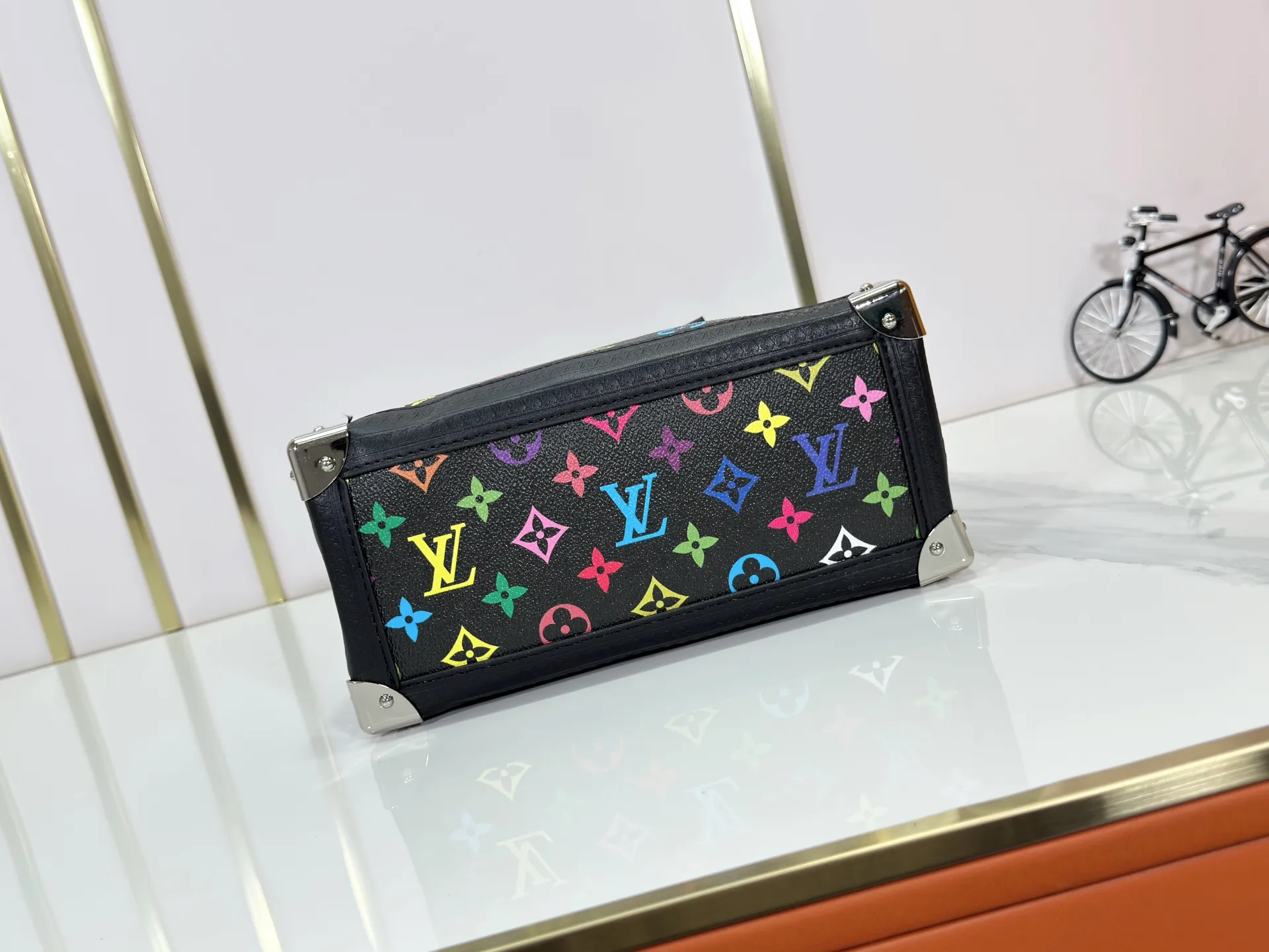 P300 upgraded original M13079 M45495 M45659 M44571 The Louis Vuitton x Murakami reissue series interprets the OnTheGo small handbag in a smart way. The colorful Monogram canvas body, cowhide leather trim and LV x TM key bag highlight the sophisticated style. The shiny corners recall the design of traditional Louis Vuitton luggage, and the shoulder strap and top handle allow for multiple carrying methods. Dimensions: 25.0 x 19.0 x 11.5 cm (length x height x width)