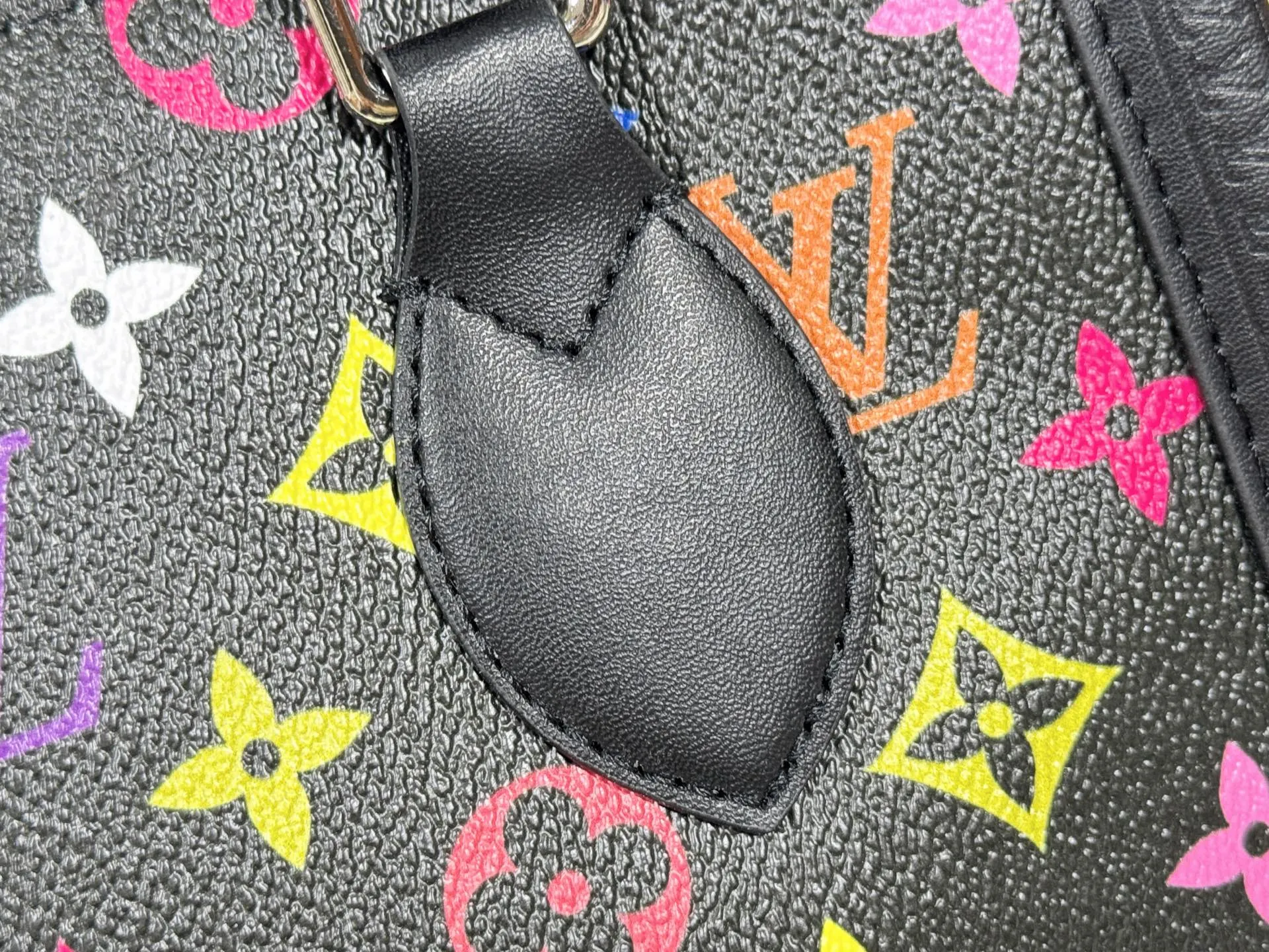 P300 upgraded original M13079 M45495 M45659 M44571 The Louis Vuitton x Murakami reissue series interprets the OnTheGo small handbag in a smart way. The colorful Monogram canvas body, cowhide leather trim and LV x TM key bag highlight the sophisticated style. The shiny corners recall the design of traditional Louis Vuitton luggage, and the shoulder strap and top handle allow for multiple carrying methods. Dimensions: 25.0 x 19.0 x 11.5 cm (length x height x width)