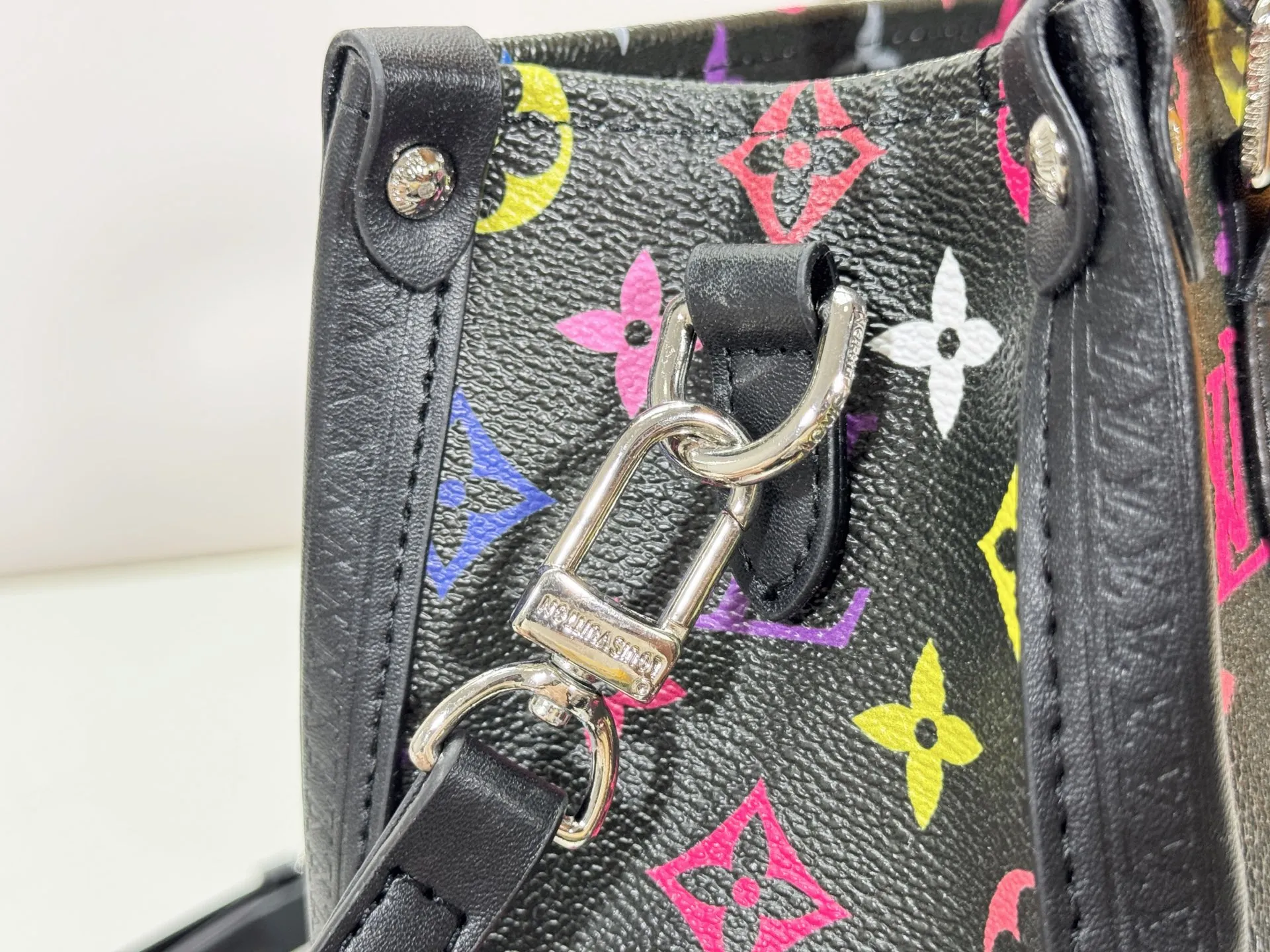 P300 upgraded original M13079 M45495 M45659 M44571 The Louis Vuitton x Murakami reissue series interprets the OnTheGo small handbag in a smart way. The colorful Monogram canvas body, cowhide leather trim and LV x TM key bag highlight the sophisticated style. The shiny corners recall the design of traditional Louis Vuitton luggage, and the shoulder strap and top handle allow for multiple carrying methods. Dimensions: 25.0 x 19.0 x 11.5 cm (length x height x width)