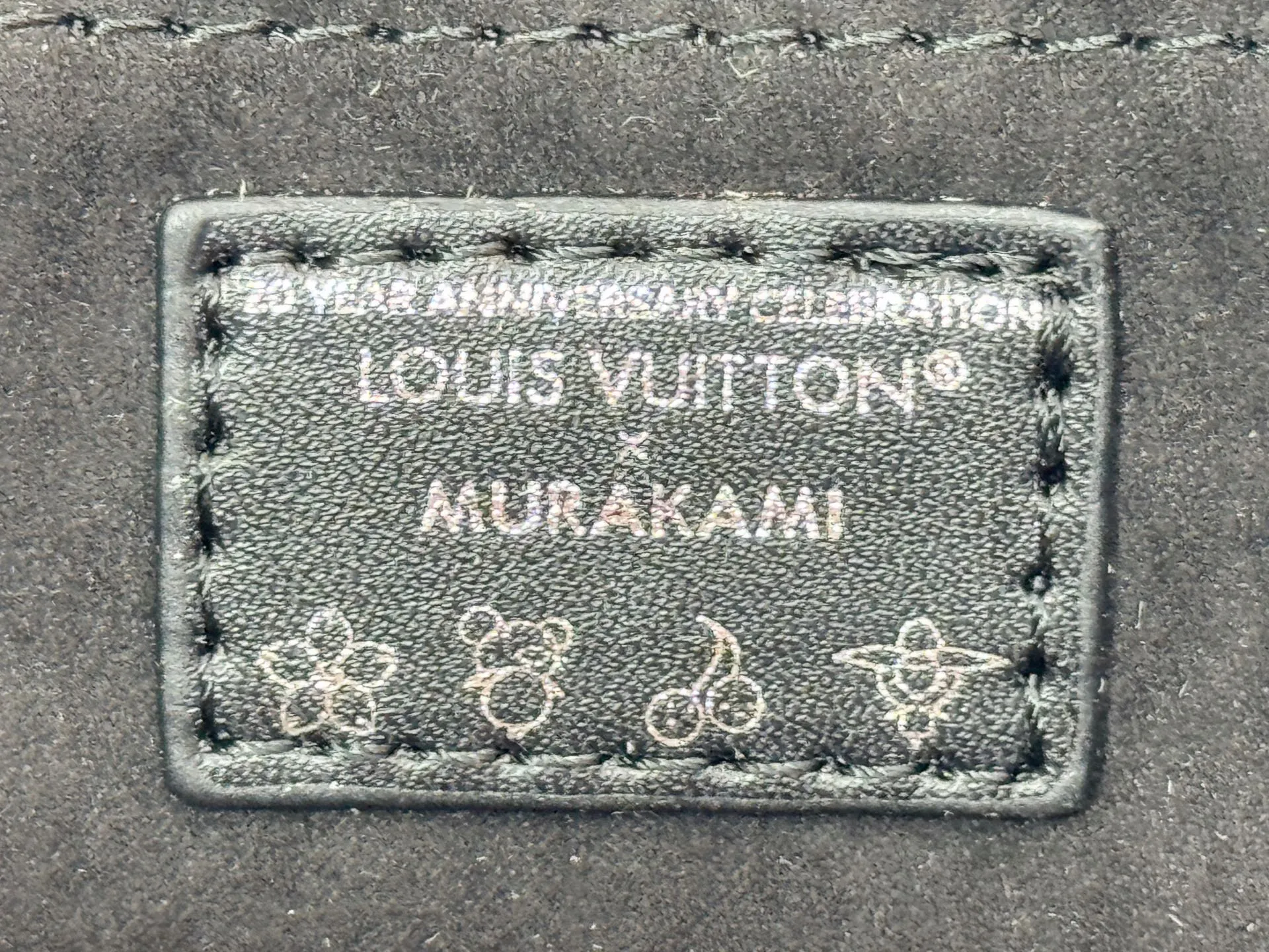P300 upgraded original M13079 M45495 M45659 M44571 The Louis Vuitton x Murakami reissue series interprets the OnTheGo small handbag in a smart way. The colorful Monogram canvas body, cowhide leather trim and LV x TM key bag highlight the sophisticated style. The shiny corners recall the design of traditional Louis Vuitton luggage, and the shoulder strap and top handle allow for multiple carrying methods. Dimensions: 25.0 x 19.0 x 11.5 cm (length x height x width)