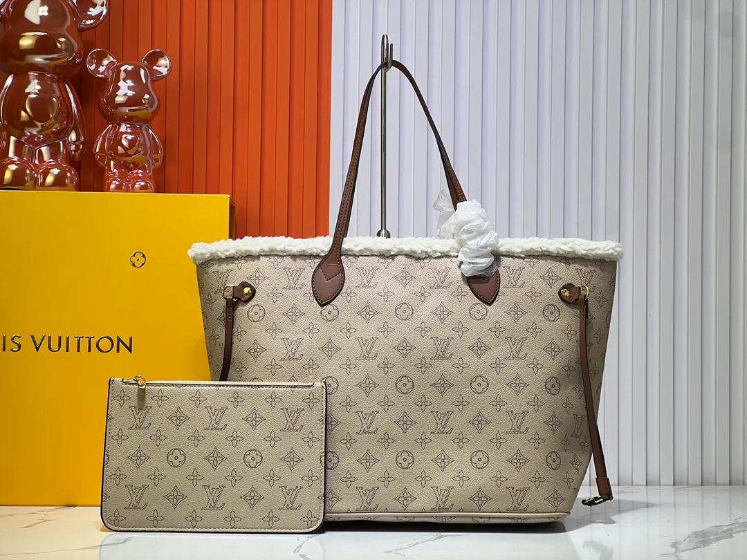 Batch 280💰Shearling, M40995 medium shopping bag💋💋Louis Vuitton's new Neverfull is a new interpretation of the classic handbag, explore the exquisite details inside the bag. Redesigned interior pockets feature fresh fabric linings and vintage details inspired by the Louis Vuitton archives, most notably the detachable zippered clutch, which can be used on its own as a sophisticated clutch or as an additional pocket. Bright lining tones add a more lively feel to Monogram's classic canvas. Size: 32*29*17 cm