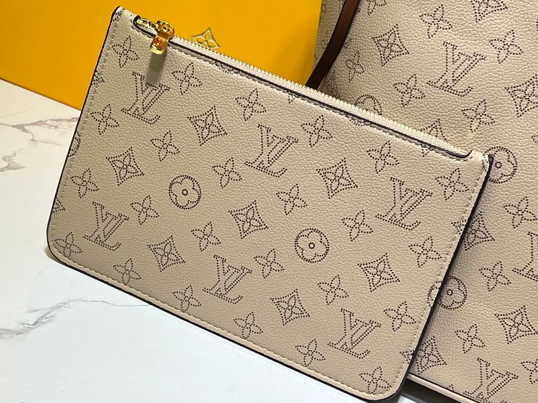 Batch 280💰Shearling, M40995 medium shopping bag💋💋Louis Vuitton's new Neverfull is a new interpretation of the classic handbag, explore the exquisite details inside the bag. Redesigned interior pockets feature fresh fabric linings and vintage details inspired by the Louis Vuitton archives, most notably the detachable zippered clutch, which can be used on its own as a sophisticated clutch or as an additional pocket. Bright lining tones add a more lively feel to Monogram's classic canvas. Size: 32*29*17 cm