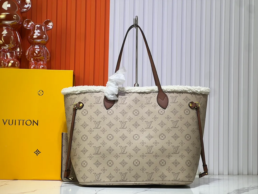 Batch 280💰Shearling, M40995 medium shopping bag💋💋Louis Vuitton's new Neverfull is a new interpretation of the classic handbag, explore the exquisite details inside the bag. Redesigned interior pockets feature fresh fabric linings and vintage details inspired by the Louis Vuitton archives, most notably the detachable zippered clutch, which can be used on its own as a sophisticated clutch or as an additional pocket. Bright lining tones add a more lively feel to Monogram's classic canvas. Size: 32*29*17 cm