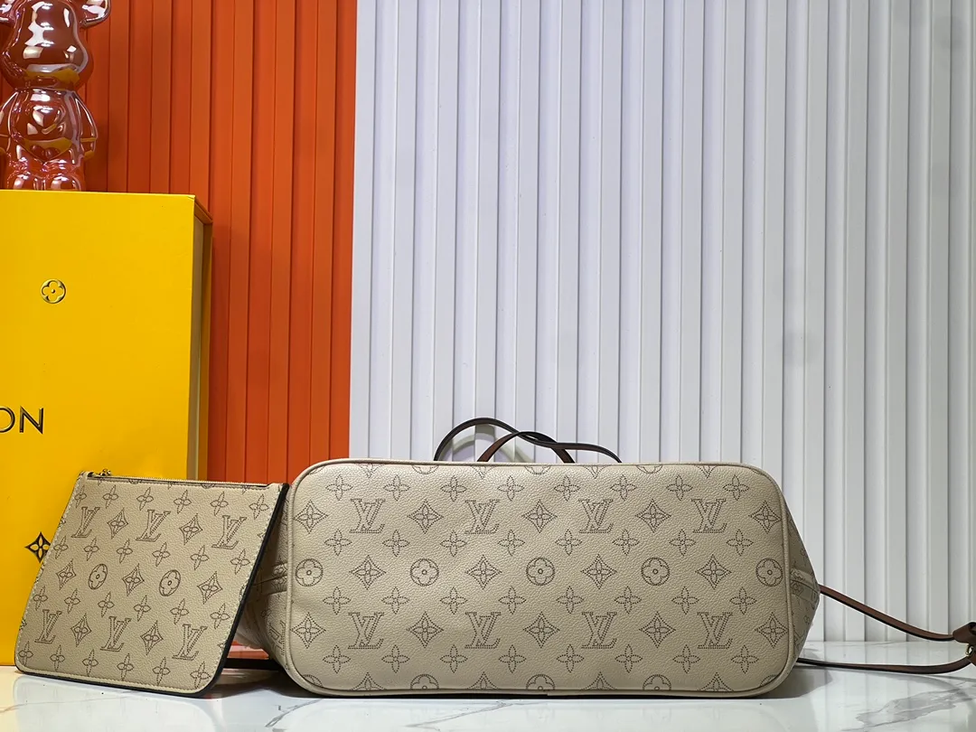 Batch 280💰Shearling, M40995 medium shopping bag💋💋Louis Vuitton's new Neverfull is a new interpretation of the classic handbag, explore the exquisite details inside the bag. Redesigned interior pockets feature fresh fabric linings and vintage details inspired by the Louis Vuitton archives, most notably the detachable zippered clutch, which can be used on its own as a sophisticated clutch or as an additional pocket. Bright lining tones add a more lively feel to Monogram's classic canvas. Size: 32*29*17 cm