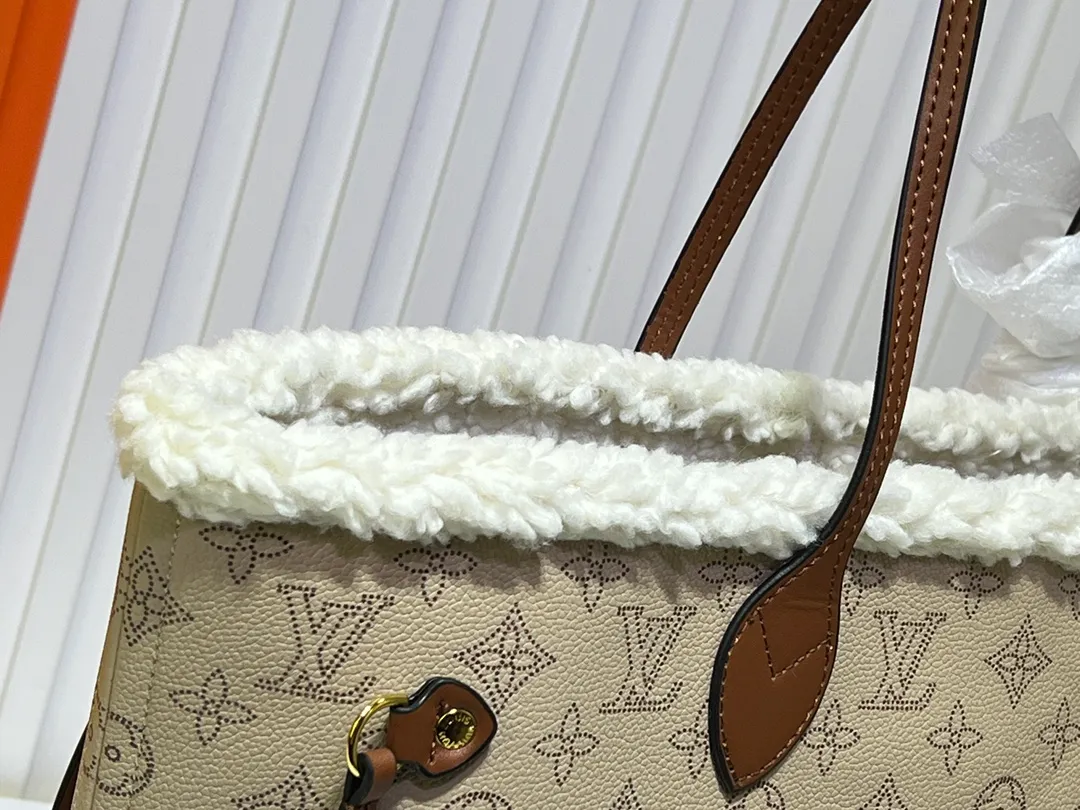 Batch 280💰Shearling, M40995 medium shopping bag💋💋Louis Vuitton's new Neverfull is a new interpretation of the classic handbag, explore the exquisite details inside the bag. Redesigned interior pockets feature fresh fabric linings and vintage details inspired by the Louis Vuitton archives, most notably the detachable zippered clutch, which can be used on its own as a sophisticated clutch or as an additional pocket. Bright lining tones add a more lively feel to Monogram's classic canvas. Size: 32*29*17 cm