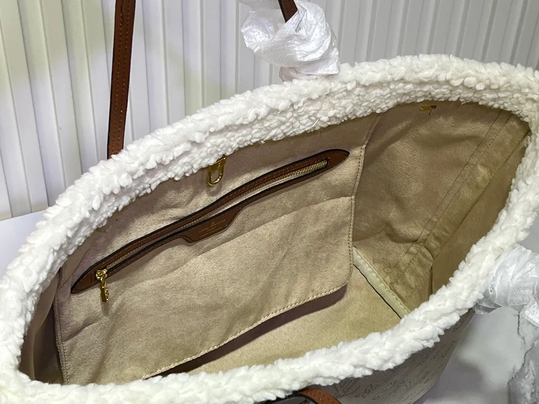Batch 280💰Shearling, M40995 medium shopping bag💋💋Louis Vuitton's new Neverfull is a new interpretation of the classic handbag, explore the exquisite details inside the bag. Redesigned interior pockets feature fresh fabric linings and vintage details inspired by the Louis Vuitton archives, most notably the detachable zippered clutch, which can be used on its own as a sophisticated clutch or as an additional pocket. Bright lining tones add a more lively feel to Monogram's classic canvas. Size: 32*29*17 cm
