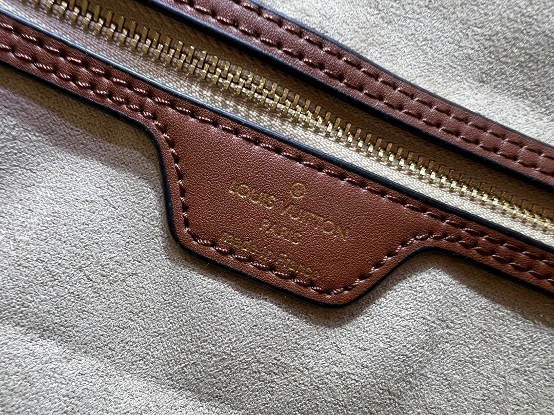 Batch 280💰Shearling, M40995 medium shopping bag💋💋Louis Vuitton's new Neverfull is a new interpretation of the classic handbag, explore the exquisite details inside the bag. Redesigned interior pockets feature fresh fabric linings and vintage details inspired by the Louis Vuitton archives, most notably the detachable zippered clutch, which can be used on its own as a sophisticated clutch or as an additional pocket. Bright lining tones add a more lively feel to Monogram's classic canvas. Size: 32*29*17 cm