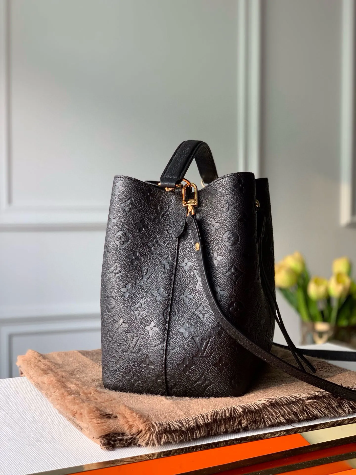 💰1060 (top-grain leather) top-quality original real photos😍😍 M45256 black NéoNoé medium bucket bag is made of Monogram Empreinte embossed leather, and is more elegant with the embellishment of leather drawstrings and exquisite eyelets. The lightweight structure conforms to the rhythm of the body, and the detachable top handle or detachable and adjustable shoulder strap makes it comfortable to carry, carry on the shoulder, or cross-body. Dimensions: 26.0 x 26.0 x 17.5 cm.