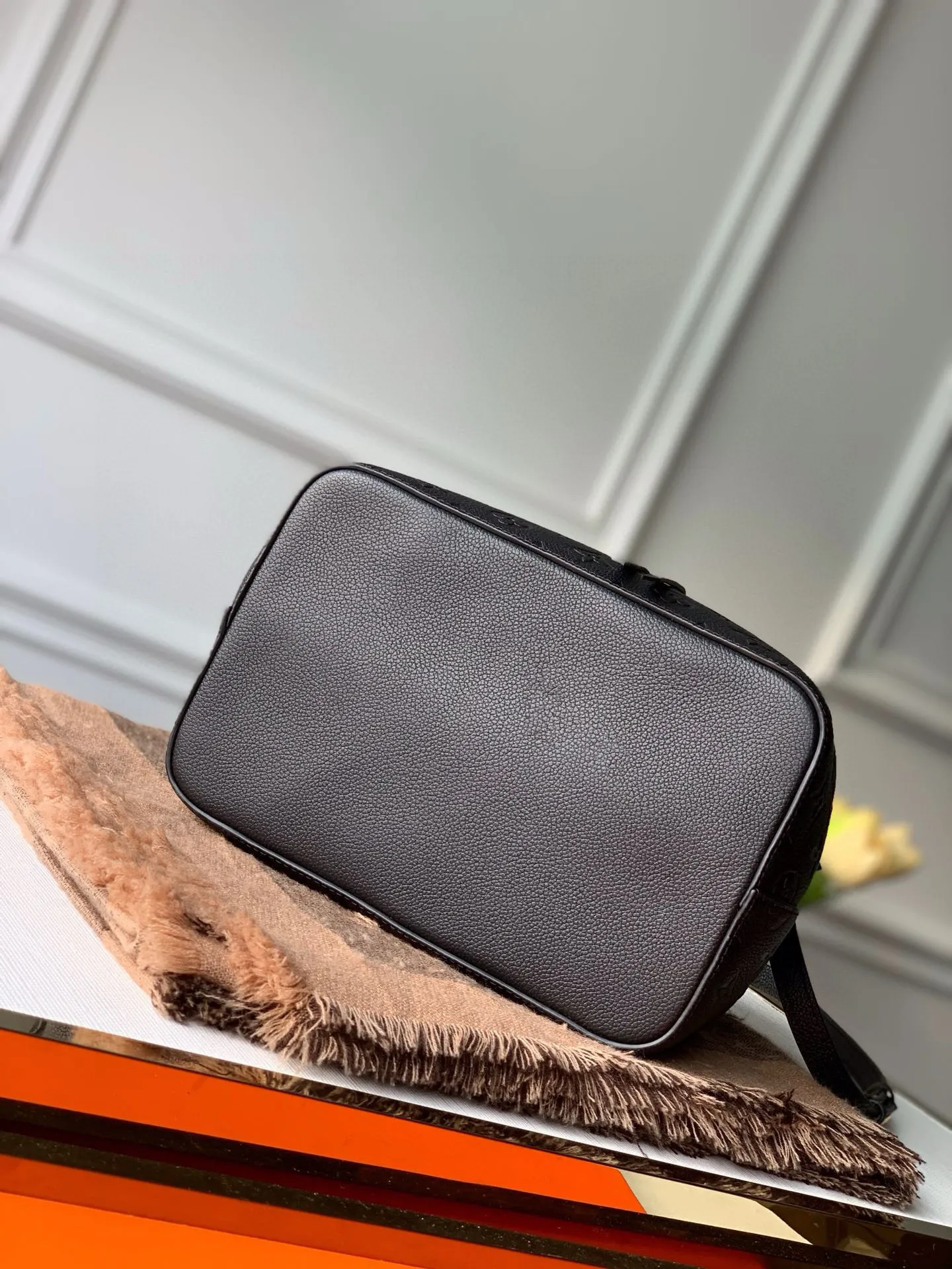💰1060 (top-grain leather) top-quality original real photos😍😍 M45256 black NéoNoé medium bucket bag is made of Monogram Empreinte embossed leather, and is more elegant with the embellishment of leather drawstrings and exquisite eyelets. The lightweight structure conforms to the rhythm of the body, and the detachable top handle or detachable and adjustable shoulder strap makes it comfortable to carry, carry on the shoulder, or cross-body. Dimensions: 26.0 x 26.0 x 17.5 cm.