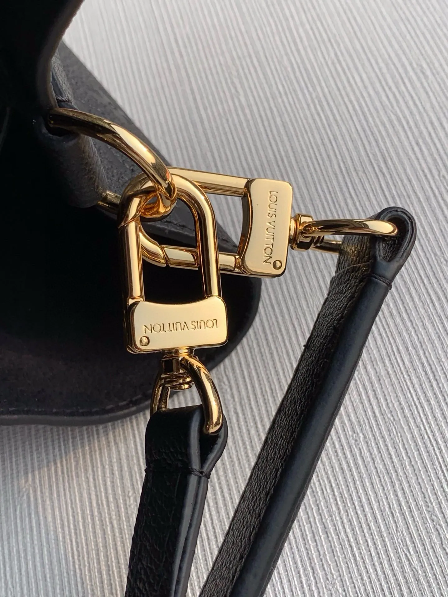 💰1060 (top-grain leather) top-quality original real photos😍😍 M45256 black NéoNoé medium bucket bag is made of Monogram Empreinte embossed leather, and is more elegant with the embellishment of leather drawstrings and exquisite eyelets. The lightweight structure conforms to the rhythm of the body, and the detachable top handle or detachable and adjustable shoulder strap makes it comfortable to carry, carry on the shoulder, or cross-body. Dimensions: 26.0 x 26.0 x 17.5 cm.