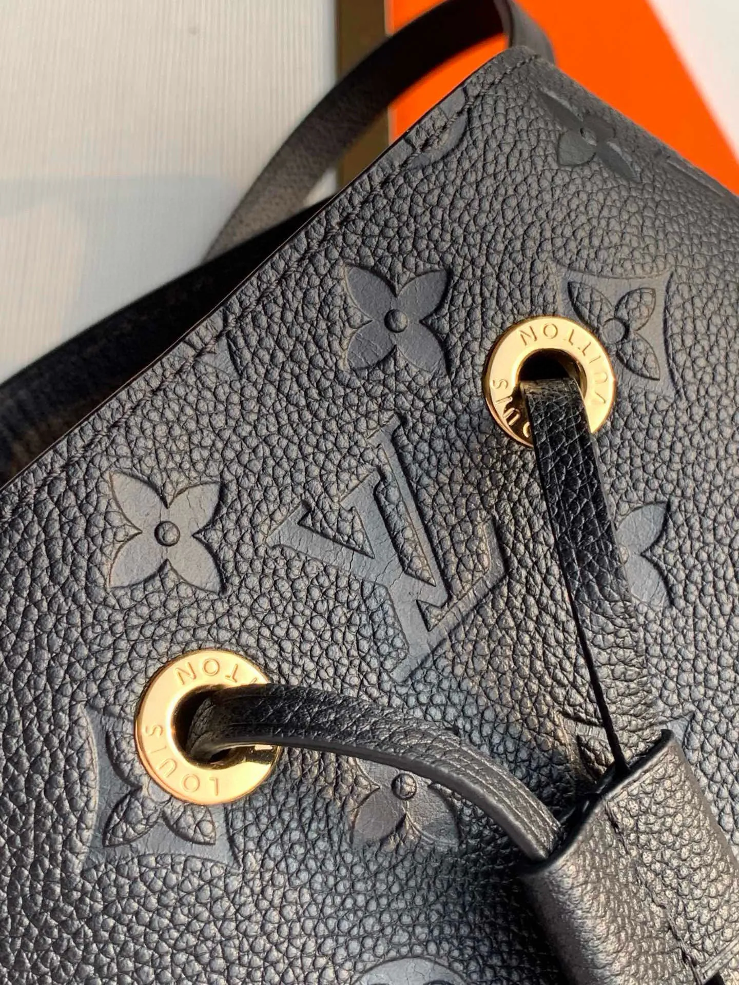 💰1060 (top-grain leather) top-quality original real photos😍😍 M45256 black NéoNoé medium bucket bag is made of Monogram Empreinte embossed leather, and is more elegant with the embellishment of leather drawstrings and exquisite eyelets. The lightweight structure conforms to the rhythm of the body, and the detachable top handle or detachable and adjustable shoulder strap makes it comfortable to carry, carry on the shoulder, or cross-body. Dimensions: 26.0 x 26.0 x 17.5 cm.