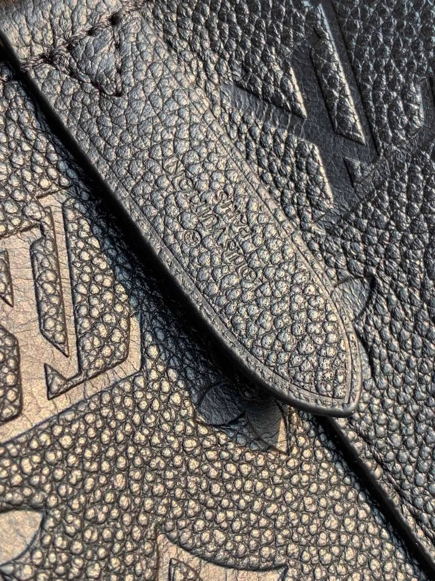 💰1060 (top-grain leather) top-quality original real photos😍😍 M45256 black NéoNoé medium bucket bag is made of Monogram Empreinte embossed leather, and is more elegant with the embellishment of leather drawstrings and exquisite eyelets. The lightweight structure conforms to the rhythm of the body, and the detachable top handle or detachable and adjustable shoulder strap makes it comfortable to carry, carry on the shoulder, or cross-body. Dimensions: 26.0 x 26.0 x 17.5 cm.