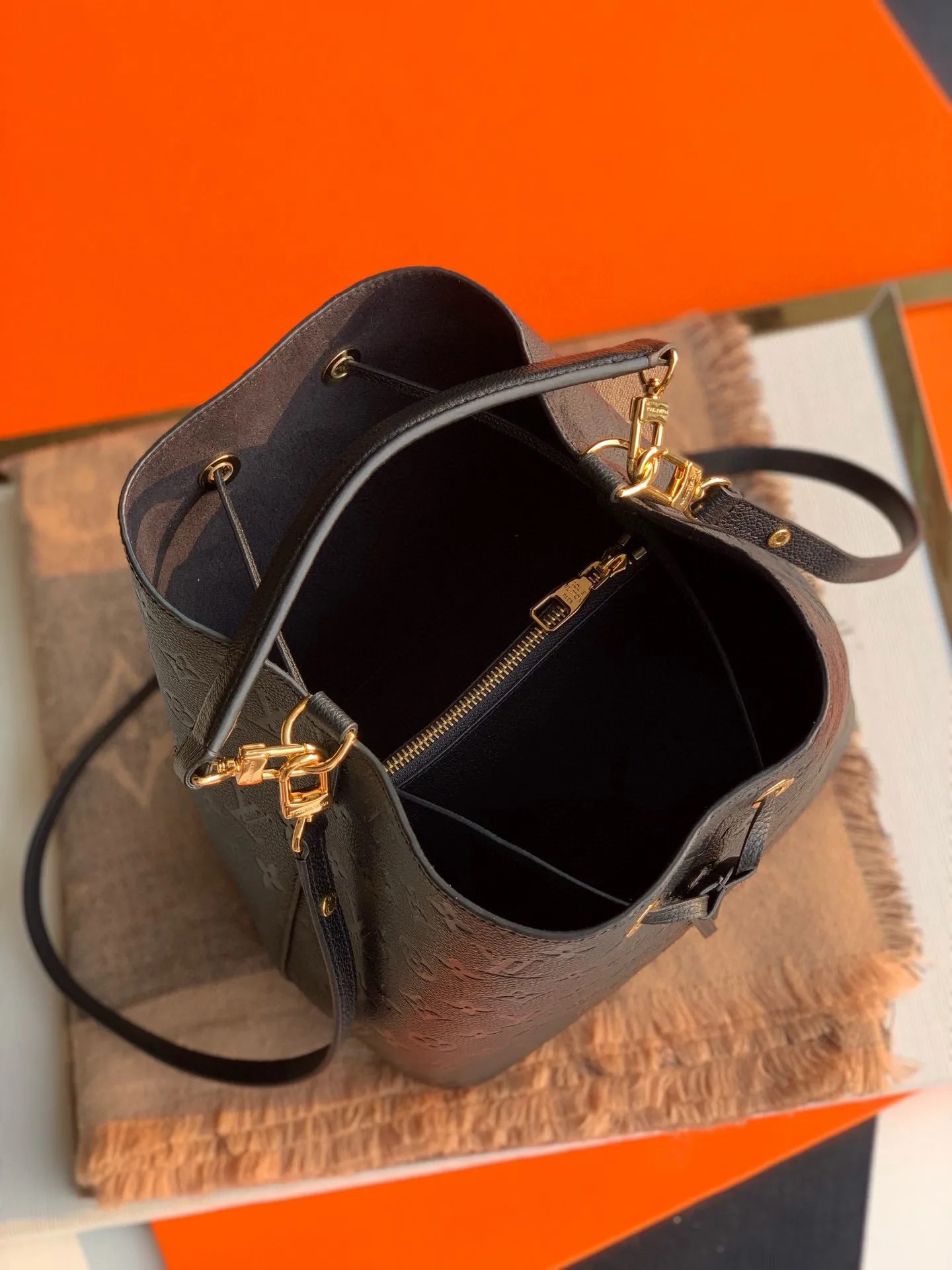 💰1060 (top-grain leather) top-quality original real photos😍😍 M45256 black NéoNoé medium bucket bag is made of Monogram Empreinte embossed leather, and is more elegant with the embellishment of leather drawstrings and exquisite eyelets. The lightweight structure conforms to the rhythm of the body, and the detachable top handle or detachable and adjustable shoulder strap makes it comfortable to carry, carry on the shoulder, or cross-body. Dimensions: 26.0 x 26.0 x 17.5 cm.