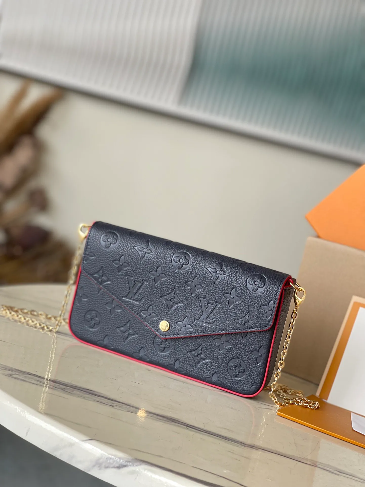 💰740 (top layer leather) top original order M64099 navy blue. Support counter inspection. Photos taken of duty-free goods are consistent with the product without unpacking. This product is an exclusive duty-free product in the market and is the highest-end product. Inspection is supported. This product has passed strict inspection and is flawless. Please wear gloves when touching the product. This product is not returnable or exchangeable. Please confirm the product first and then remove the label on the handle. This product is temporarily not open to the public, only regular customers, and is in short supply. Dimensions: 25 x 14.5 x 4.5 cm
