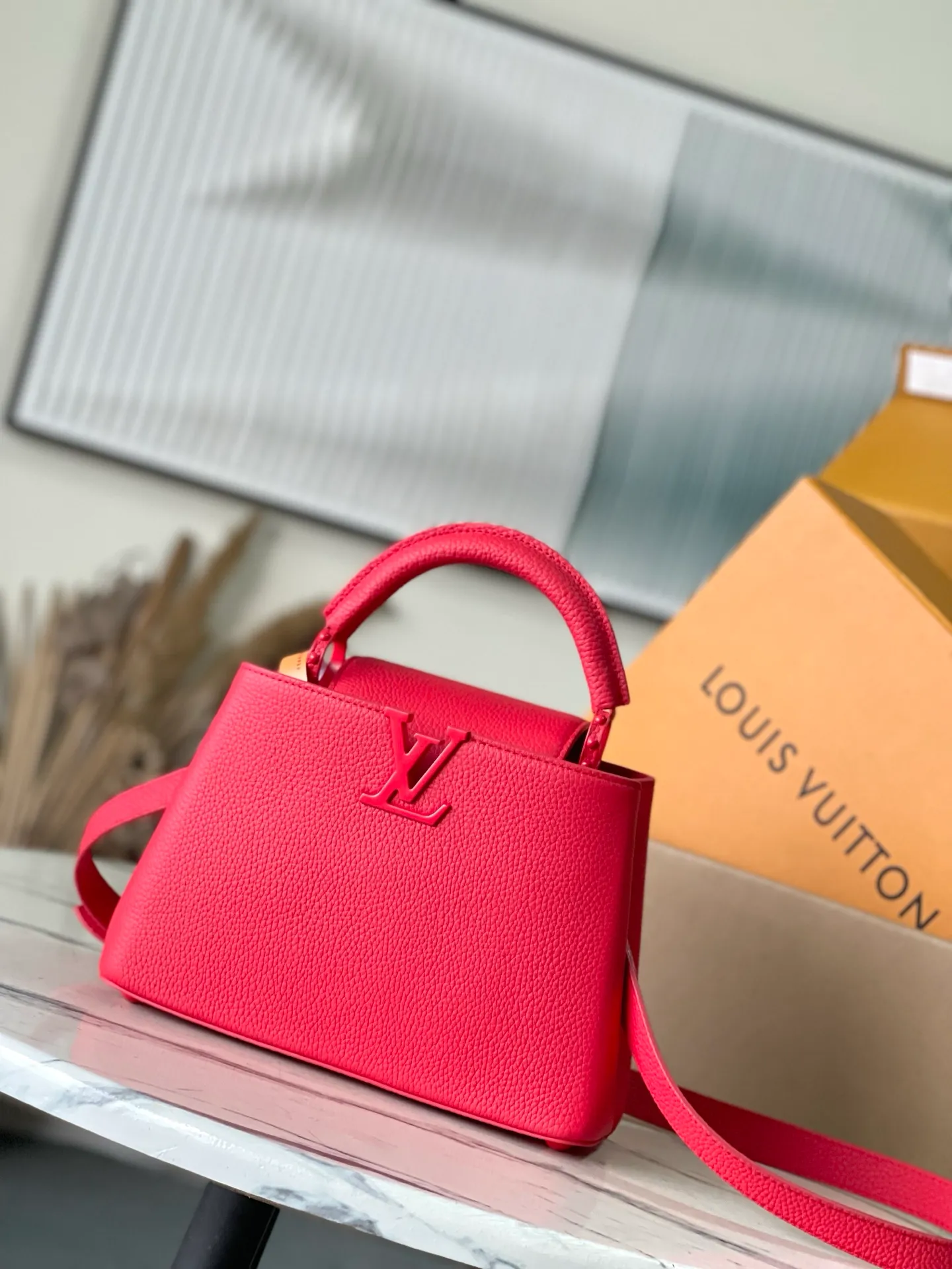 💰2360 "Special Grade Original Leather" M11798 Red Painted Small Size This Capucines BB handbag is made of matte Taurillon cow leather with metal parts, which makes the classic design show off its neat style. The flap can be worn externally or internally, and the neat interior is equipped with multiple pockets. Attach the adjustable shoulder strap for easy cross-body wear. Dimensions: 27 × 17.3 × 9 cm