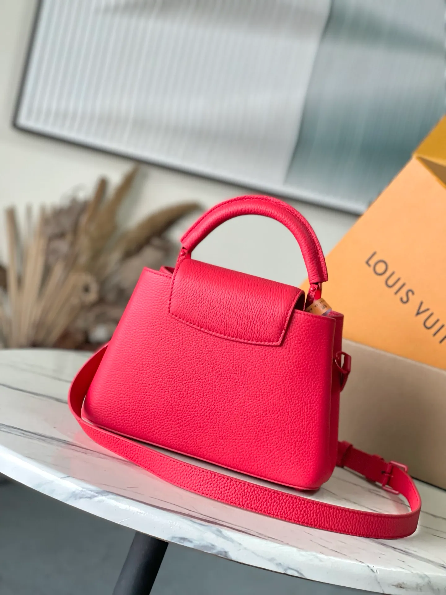💰2360 "Special Grade Original Leather" M11798 Red Painted Small Size This Capucines BB handbag is made of matte Taurillon cow leather with metal parts, which makes the classic design show off its neat style. The flap can be worn externally or internally, and the neat interior is equipped with multiple pockets. Attach the adjustable shoulder strap for easy cross-body wear. Dimensions: 27 × 17.3 × 9 cm