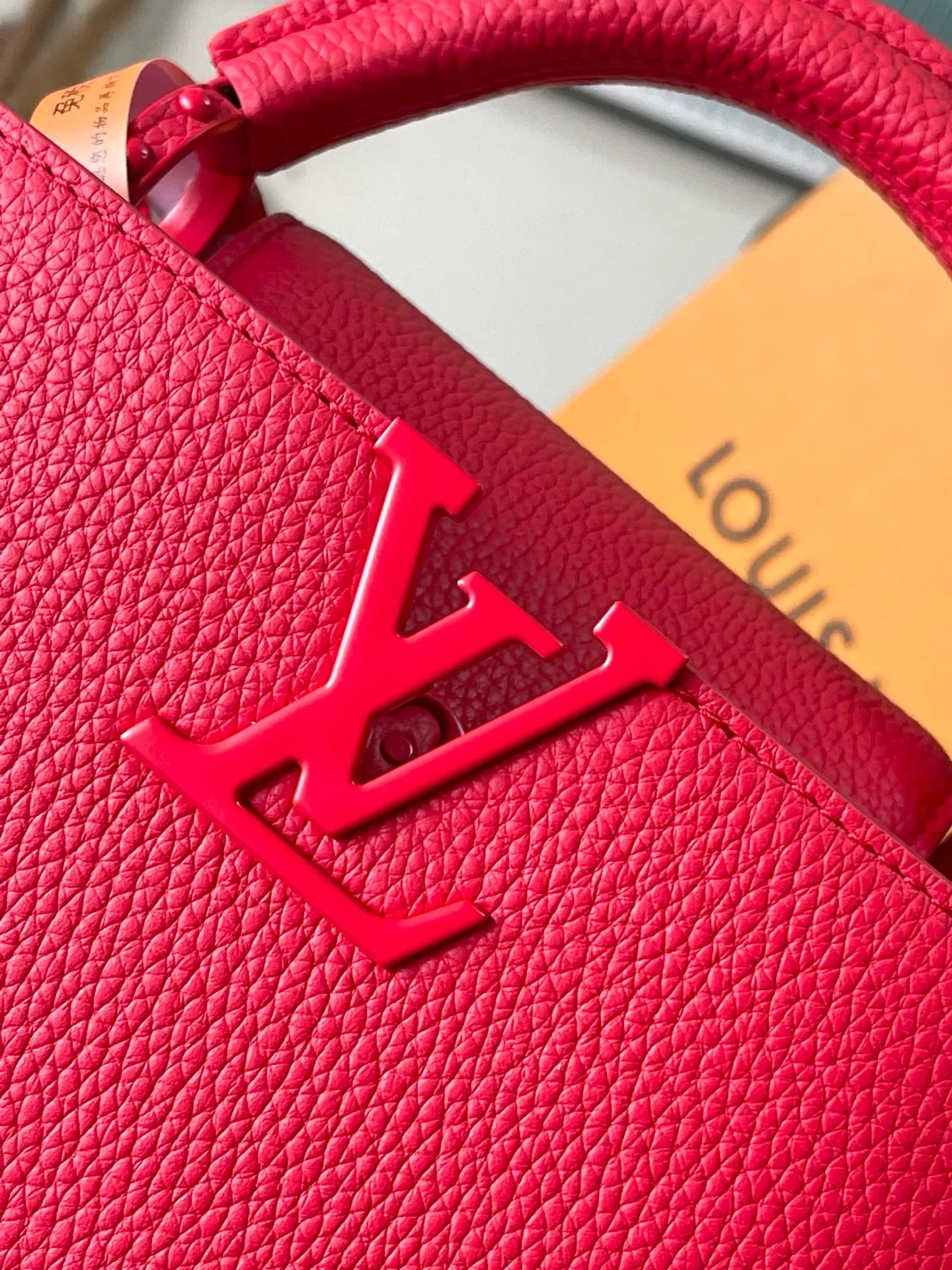 💰2360 "Special Grade Original Leather" M11798 Red Painted Small Size This Capucines BB handbag is made of matte Taurillon cow leather with metal parts, which makes the classic design show off its neat style. The flap can be worn externally or internally, and the neat interior is equipped with multiple pockets. Attach the adjustable shoulder strap for easy cross-body wear. Dimensions: 27 × 17.3 × 9 cm