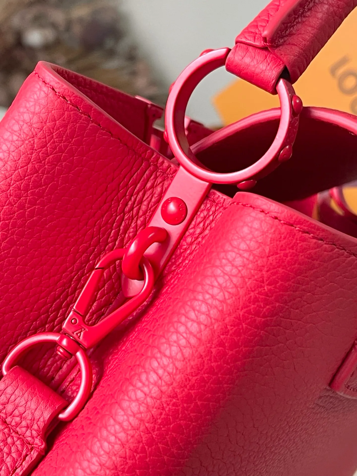 💰2360 "Special Grade Original Leather" M11798 Red Painted Small Size This Capucines BB handbag is made of matte Taurillon cow leather with metal parts, which makes the classic design show off its neat style. The flap can be worn externally or internally, and the neat interior is equipped with multiple pockets. Attach the adjustable shoulder strap for easy cross-body wear. Dimensions: 27 × 17.3 × 9 cm