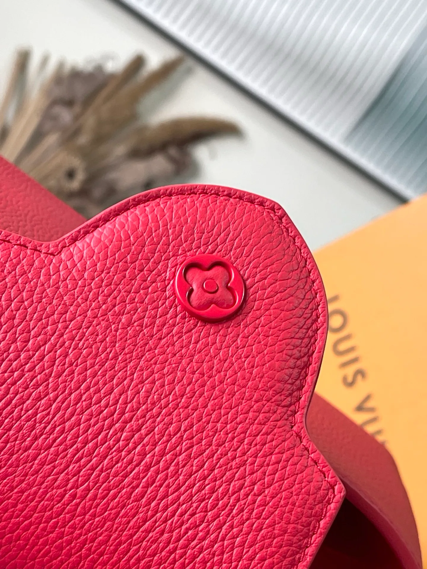 💰2360 "Special Grade Original Leather" M11798 Red Painted Small Size This Capucines BB handbag is made of matte Taurillon cow leather with metal parts, which makes the classic design show off its neat style. The flap can be worn externally or internally, and the neat interior is equipped with multiple pockets. Attach the adjustable shoulder strap for easy cross-body wear. Dimensions: 27 × 17.3 × 9 cm