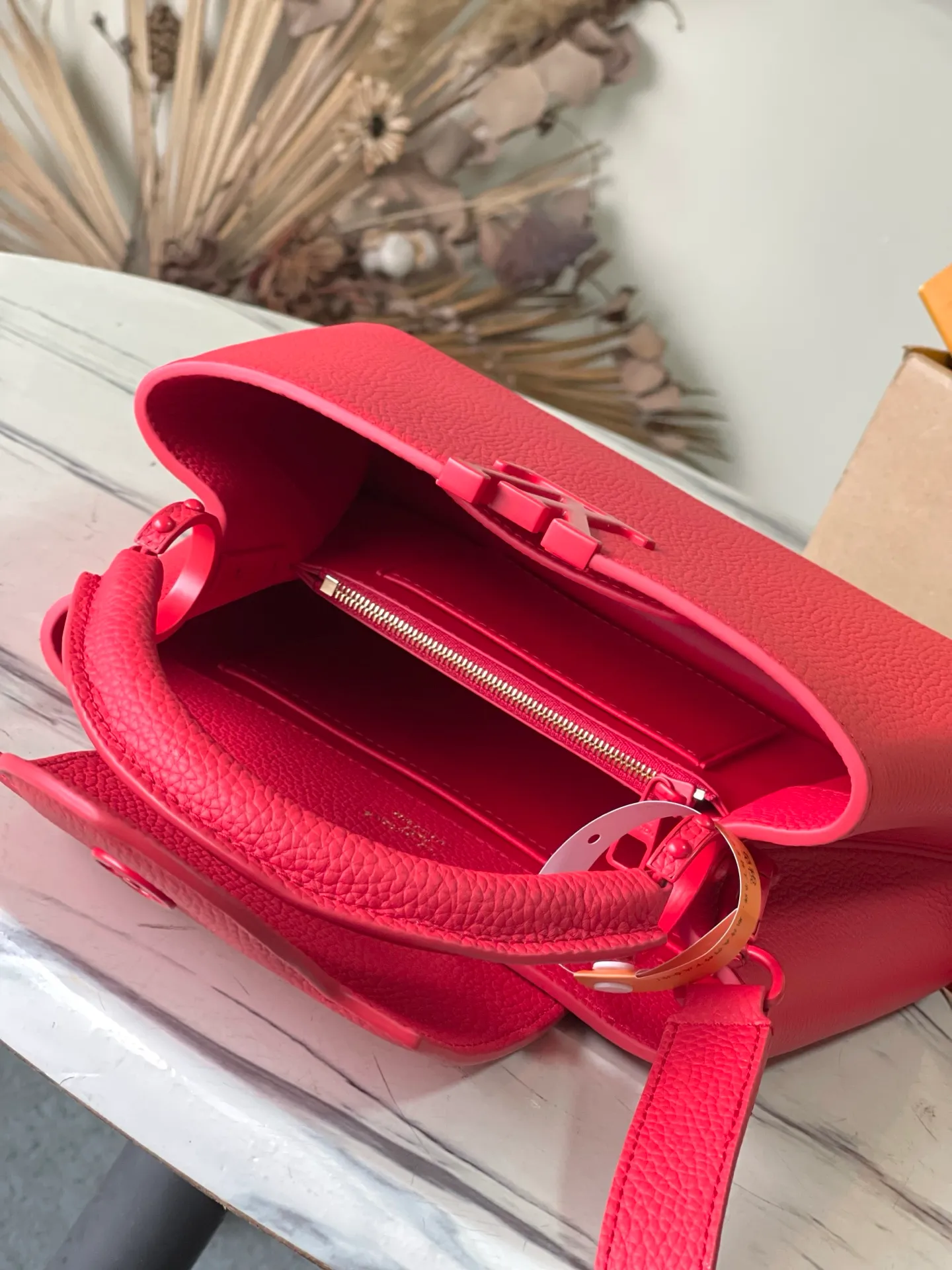 💰2360 "Special Grade Original Leather" M11798 Red Painted Small Size This Capucines BB handbag is made of matte Taurillon cow leather with metal parts, which makes the classic design show off its neat style. The flap can be worn externally or internally, and the neat interior is equipped with multiple pockets. Attach the adjustable shoulder strap for easy cross-body wear. Dimensions: 27 × 17.3 × 9 cm