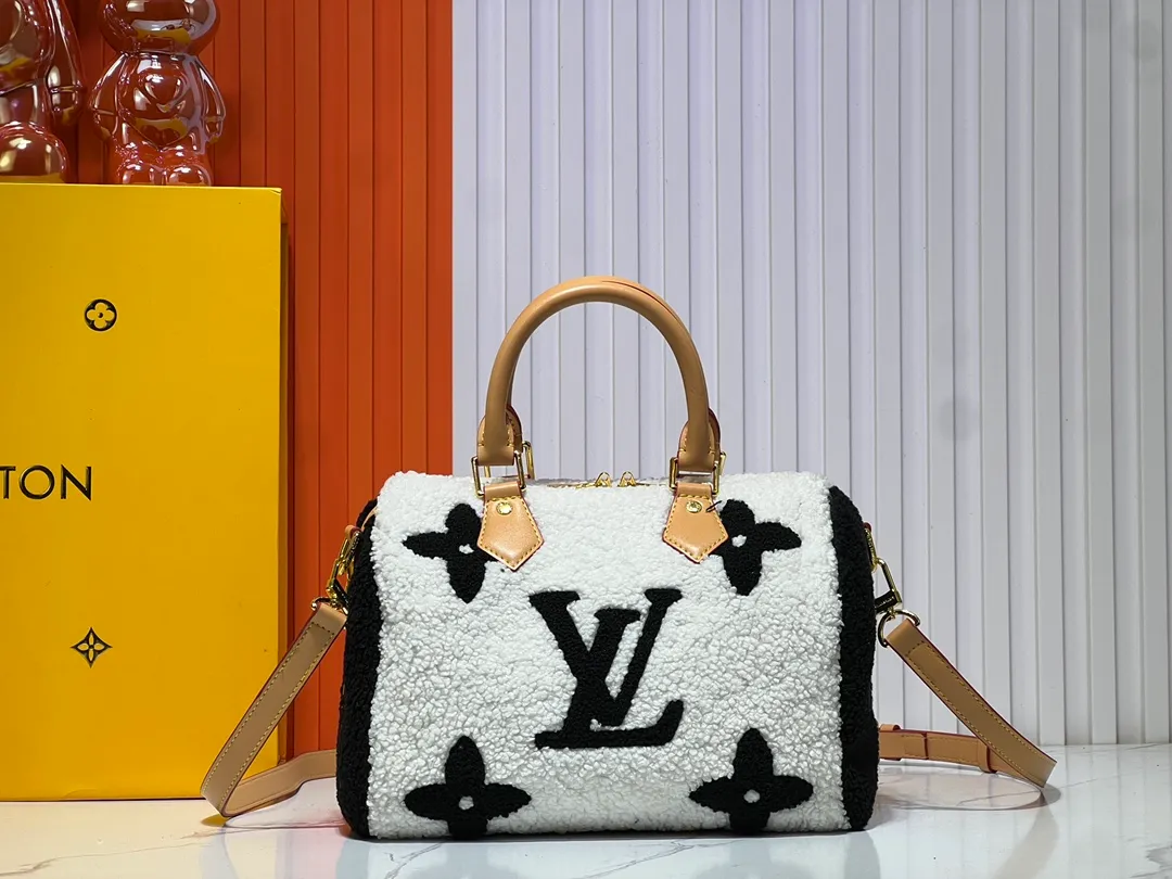 Batch 260💰Upgraded original M23468 M40390 [Speedy Bandoulière 25 handbag] Lamb velvet🔥Made of soft wool leather with grained leather trim, relying on complex intarsia technology to outline the Giant Monogram pattern, showing the trend of the winter series. Rolled leather top handles and removable and adjustable leather shoulder strap allow for a variety of carrying options. Dimensions: 25.0 x 19.0 x 15.0 cm