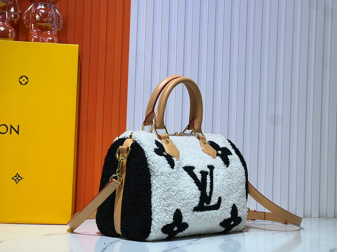 Batch 260💰Upgraded original M23468 M40390 [Speedy Bandoulière 25 handbag] Lamb velvet🔥Made of soft wool leather with grained leather trim, relying on complex intarsia technology to outline the Giant Monogram pattern, showing the trend of the winter series. Rolled leather top handles and removable and adjustable leather shoulder strap allow for a variety of carrying options. Dimensions: 25.0 x 19.0 x 15.0 cm