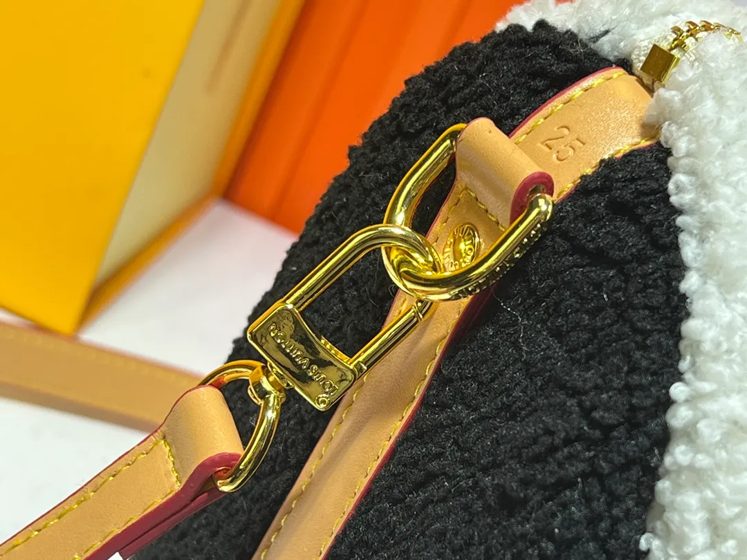 Batch 260💰Upgraded original M23468 M40390 [Speedy Bandoulière 25 handbag] Lamb velvet🔥Made of soft wool leather with grained leather trim, relying on complex intarsia technology to outline the Giant Monogram pattern, showing the trend of the winter series. Rolled leather top handles and removable and adjustable leather shoulder strap allow for a variety of carrying options. Dimensions: 25.0 x 19.0 x 15.0 cm