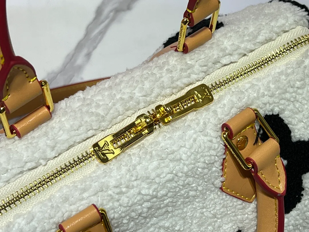 Batch 260💰Upgraded original M23468 M40390 [Speedy Bandoulière 25 handbag] Lamb velvet🔥Made of soft wool leather with grained leather trim, relying on complex intarsia technology to outline the Giant Monogram pattern, showing the trend of the winter series. Rolled leather top handles and removable and adjustable leather shoulder strap allow for a variety of carrying options. Dimensions: 25.0 x 19.0 x 15.0 cm