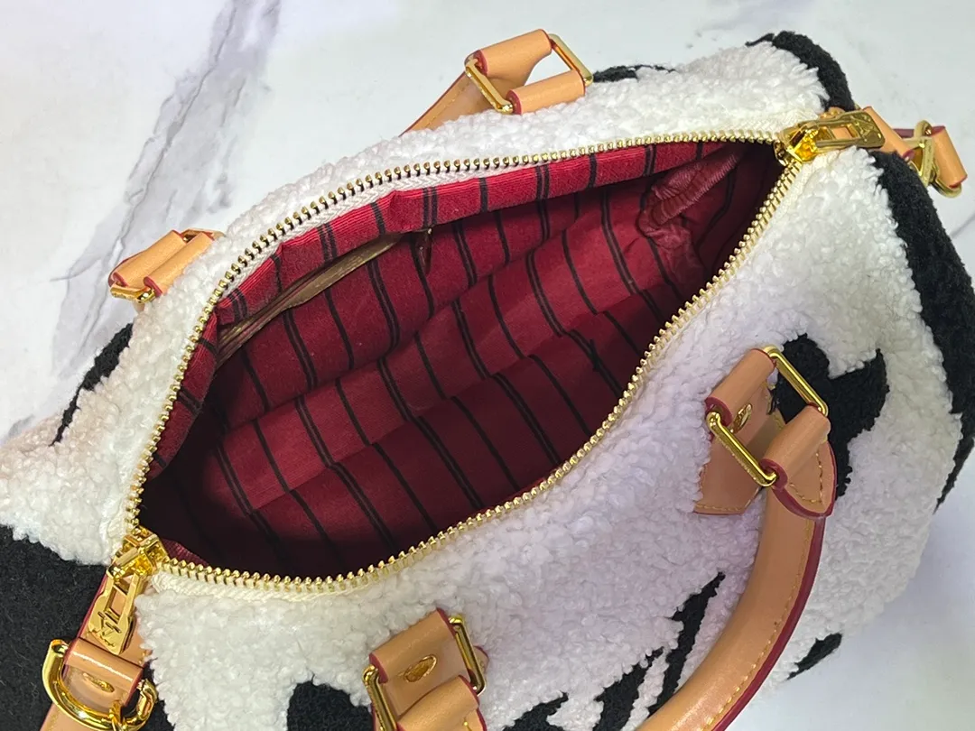 Batch 260💰Upgraded original M23468 M40390 [Speedy Bandoulière 25 handbag] Lamb velvet🔥Made of soft wool leather with grained leather trim, relying on complex intarsia technology to outline the Giant Monogram pattern, showing the trend of the winter series. Rolled leather top handles and removable and adjustable leather shoulder strap allow for a variety of carrying options. Dimensions: 25.0 x 19.0 x 15.0 cm