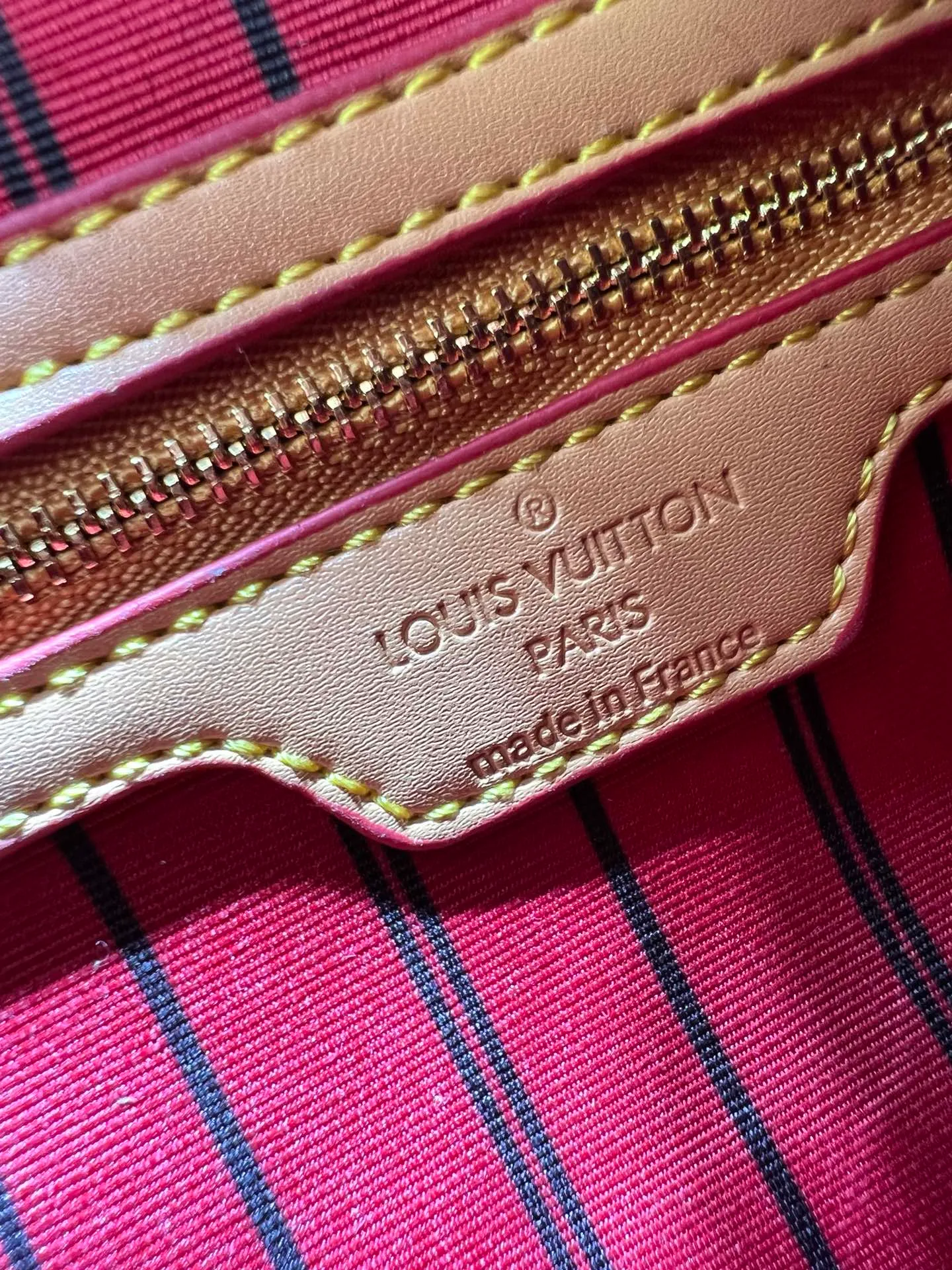 Batch 260💰Upgraded original M23468 M40390 [Speedy Bandoulière 25 handbag] Lamb velvet🔥Made of soft wool leather with grained leather trim, relying on complex intarsia technology to outline the Giant Monogram pattern, showing the trend of the winter series. Rolled leather top handles and removable and adjustable leather shoulder strap allow for a variety of carrying options. Dimensions: 25.0 x 19.0 x 15.0 cm