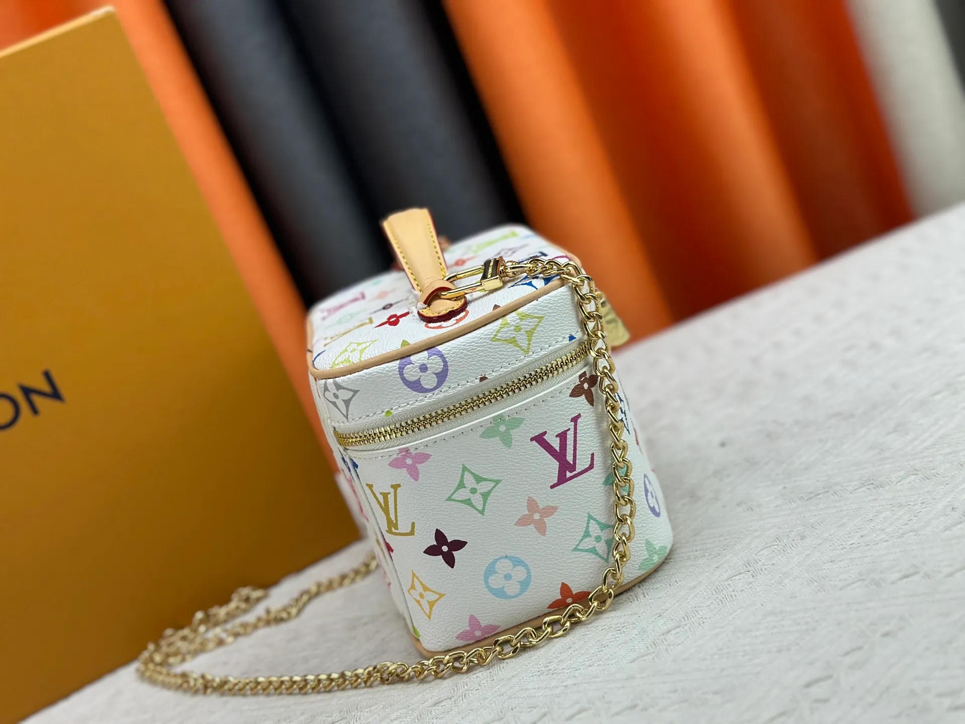 P260 upgraded original M13747 M44495 M42265 M44936 M42263 lv Takashi Murakami Nice mini Nano cosmetic bag with Monogram print and 33 colorful colors. In 2025, Takashi Murakami and lv jointly launched the white tricolor and black tricolor twelve pieces, which are very popular around the world and are loved by celebrities and celebrities. Dimensions: 20x13.5x12.0 (length x height x width)