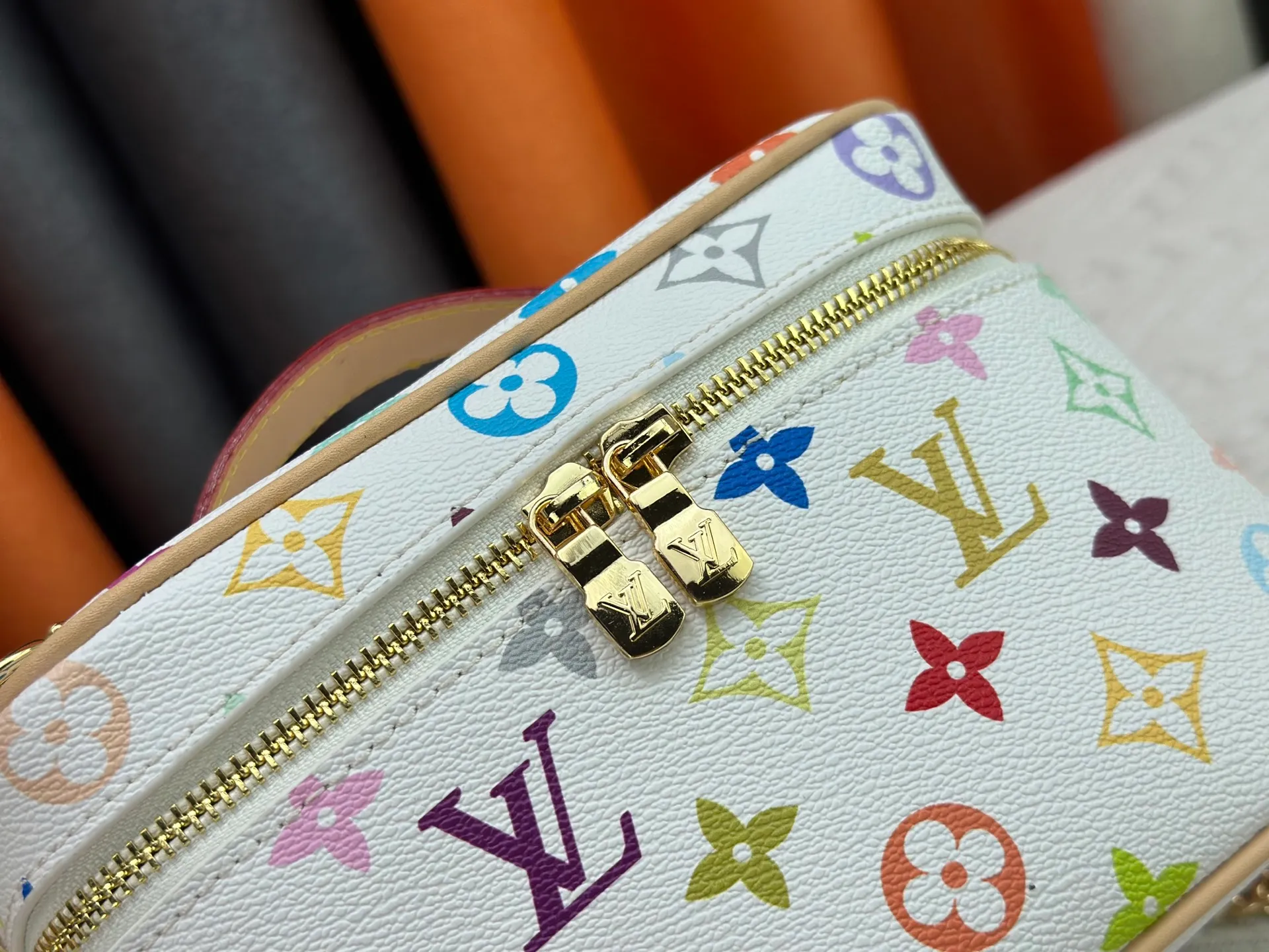 P260 upgraded original M13747 M44495 M42265 M44936 M42263 lv Takashi Murakami Nice mini Nano cosmetic bag with Monogram print and 33 colorful colors. In 2025, Takashi Murakami and lv jointly launched the white tricolor and black tricolor twelve pieces, which are very popular around the world and are loved by celebrities and celebrities. Dimensions: 20x13.5x12.0 (length x height x width)