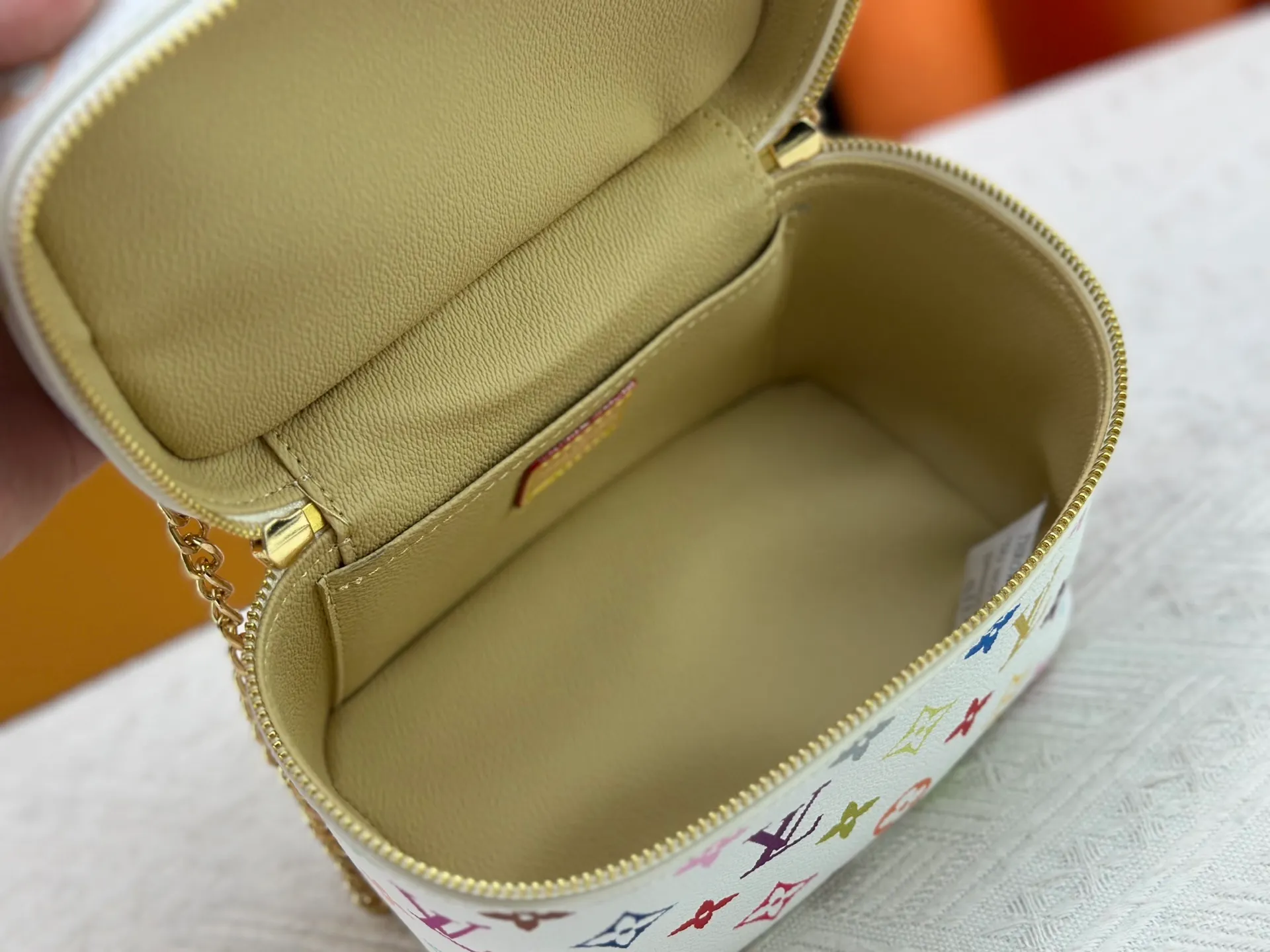 P260 upgraded original M13747 M44495 M42265 M44936 M42263 lv Takashi Murakami Nice mini Nano cosmetic bag with Monogram print and 33 colorful colors. In 2025, Takashi Murakami and lv jointly launched the white tricolor and black tricolor twelve pieces, which are very popular around the world and are loved by celebrities and celebrities. Dimensions: 20x13.5x12.0 (length x height x width)