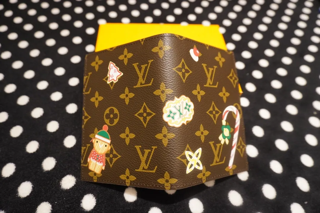 P130💰 60181, model number 12218 This LV Charms card holder is from the SnowShow series, incorporating smooth leather trim and festive patterns into the iconic Monogram canvas. The brand mascot Vivienne’s pet dog Petula lives in a corner, and Vivienne decorations and LV flowers complete the exquisite design. Dimensions10x14x1