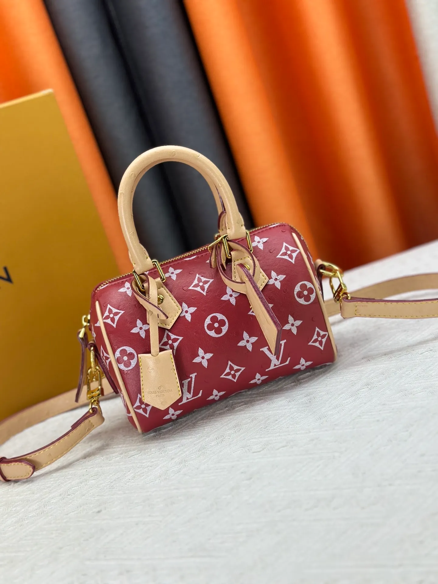 P260 [Official latest model Ostrich pattern 18 size] SPEEDY 18 handbag N87525 M16279 M46234 M81085 As a compact version of the Speedy series, the Speedy18 handbag uses ostrich leather to depict colorful Monogram patterns. Its twill effect is just like the texture of Monogram canvas, demonstrating Louis Vuitton's exquisite craftsmanship. Detachable and adjustable shoulder strap for cross-body wear. Dimensions: 18×12×10