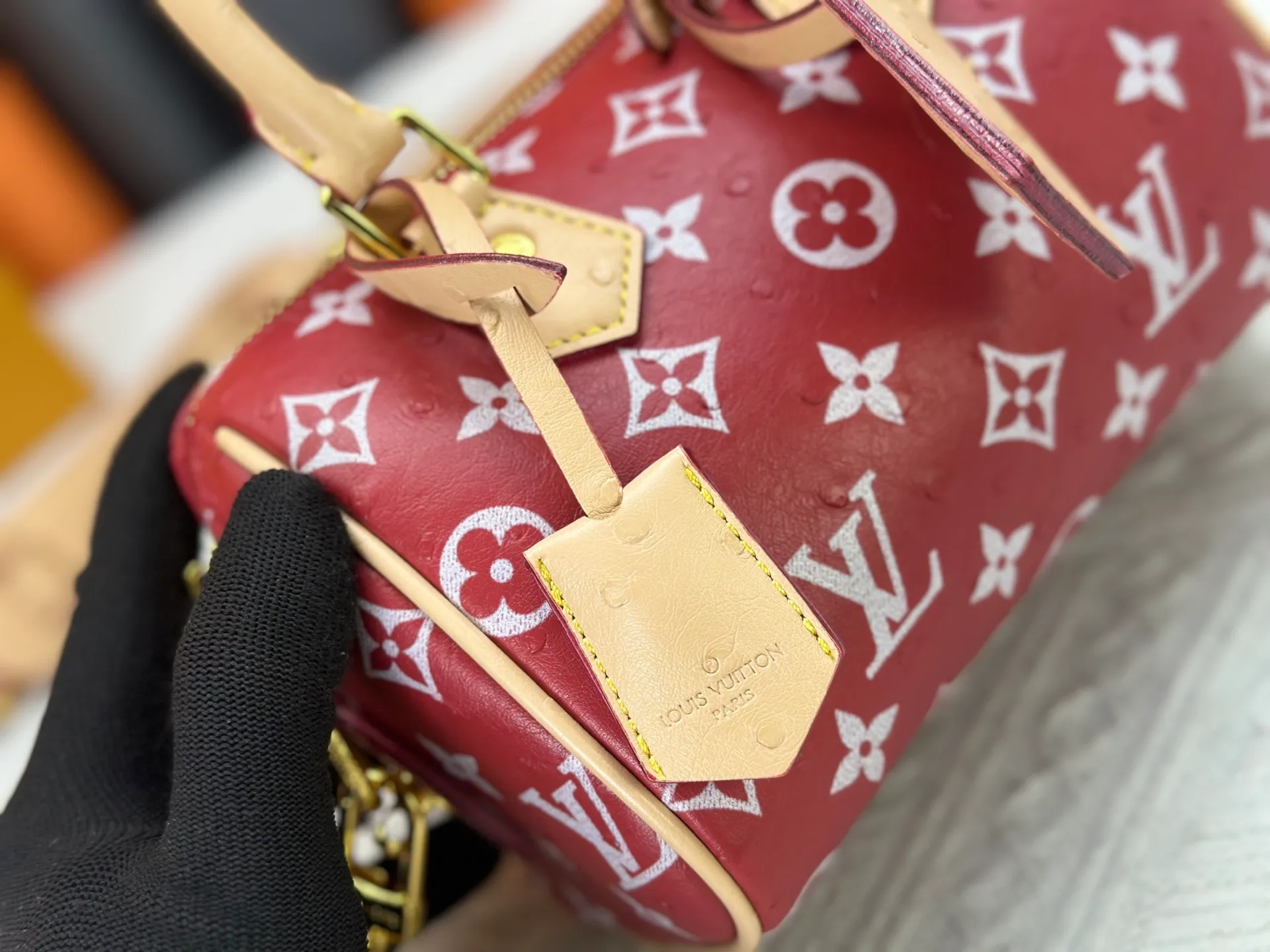 P260 [Official latest model Ostrich pattern 18 size] SPEEDY 18 handbag N87525 M16279 M46234 M81085 As a compact version of the Speedy series, the Speedy18 handbag uses ostrich leather to depict colorful Monogram patterns. Its twill effect is just like the texture of Monogram canvas, demonstrating Louis Vuitton's exquisite craftsmanship. Detachable and adjustable shoulder strap for cross-body wear. Dimensions: 18×12×10