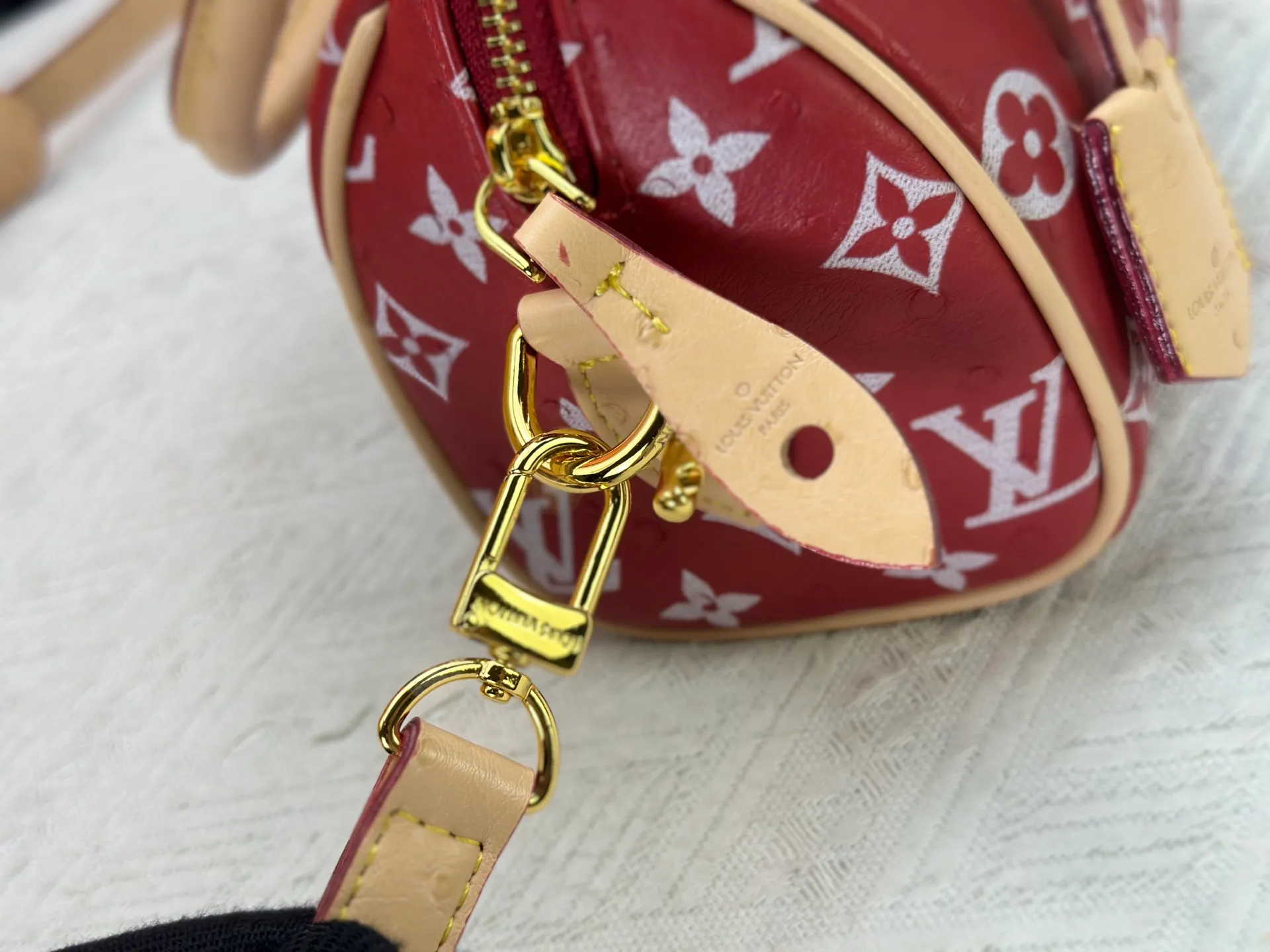 P260 [Official latest model Ostrich pattern 18 size] SPEEDY 18 handbag N87525 M16279 M46234 M81085 As a compact version of the Speedy series, the Speedy18 handbag uses ostrich leather to depict colorful Monogram patterns. Its twill effect is just like the texture of Monogram canvas, demonstrating Louis Vuitton's exquisite craftsmanship. Detachable and adjustable shoulder strap for cross-body wear. Dimensions: 18×12×10