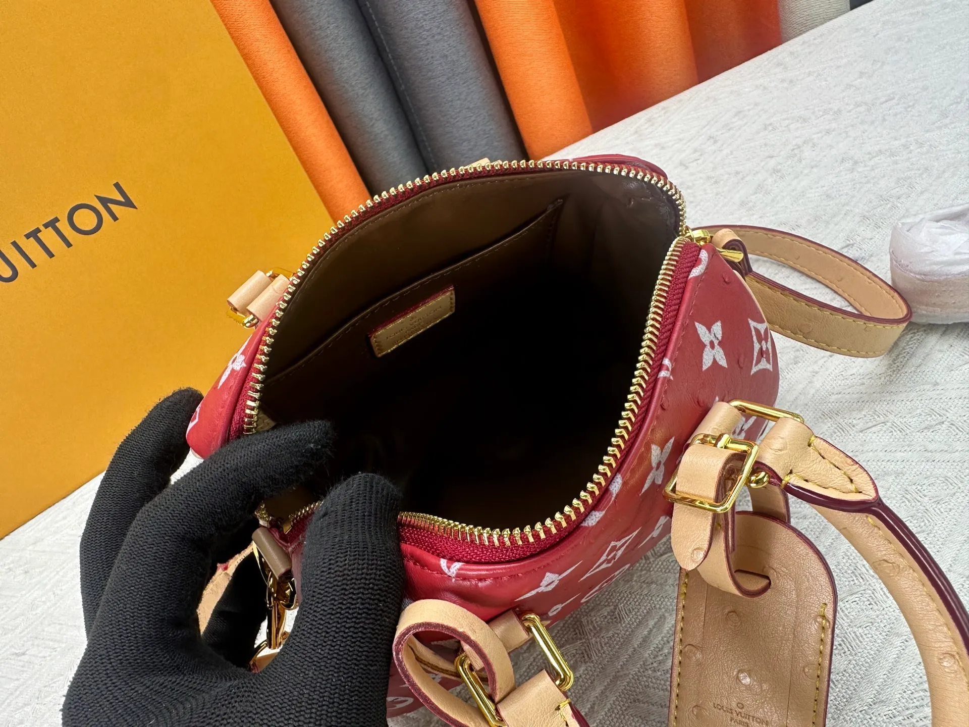 P260 [Official latest model Ostrich pattern 18 size] SPEEDY 18 handbag N87525 M16279 M46234 M81085 As a compact version of the Speedy series, the Speedy18 handbag uses ostrich leather to depict colorful Monogram patterns. Its twill effect is just like the texture of Monogram canvas, demonstrating Louis Vuitton's exquisite craftsmanship. Detachable and adjustable shoulder strap for cross-body wear. Dimensions: 18×12×10