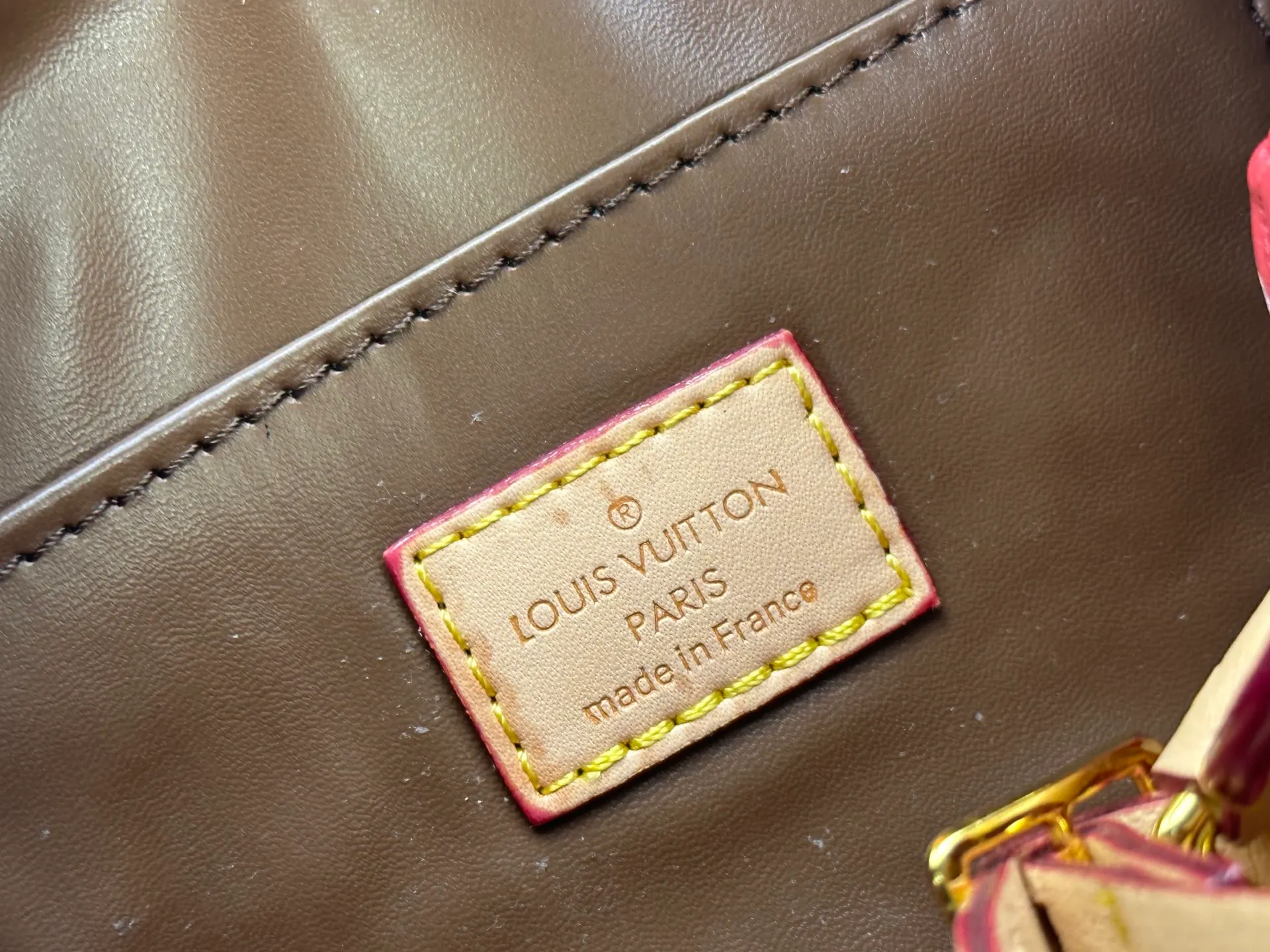P260 [Official latest model Ostrich pattern 18 size] SPEEDY 18 handbag N87525 M16279 M46234 M81085 As a compact version of the Speedy series, the Speedy18 handbag uses ostrich leather to depict colorful Monogram patterns. Its twill effect is just like the texture of Monogram canvas, demonstrating Louis Vuitton's exquisite craftsmanship. Detachable and adjustable shoulder strap for cross-body wear. Dimensions: 18×12×10