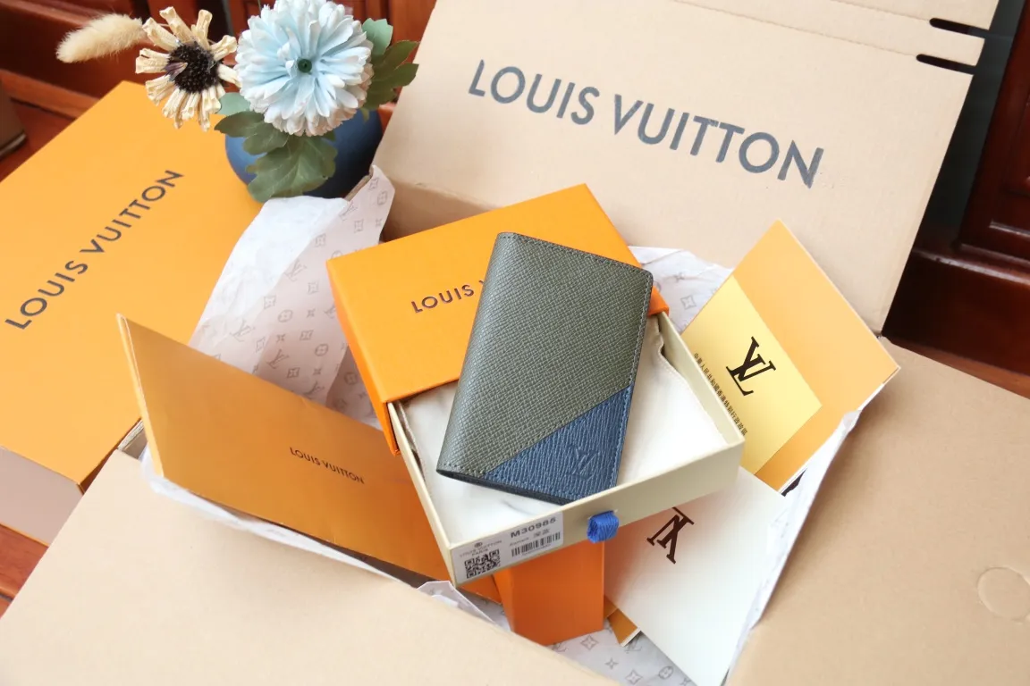 M30985 Pocket Wallet 💰260 This pocket wallet relies on exquisite inlay work to embed the V pattern into fine Taïga leather, echoing the traditional Louis Vuitton logo with bright colors. The slim structure hides plenty of space and can be easily stored in your pocket. 8 x 11 x 1 cm