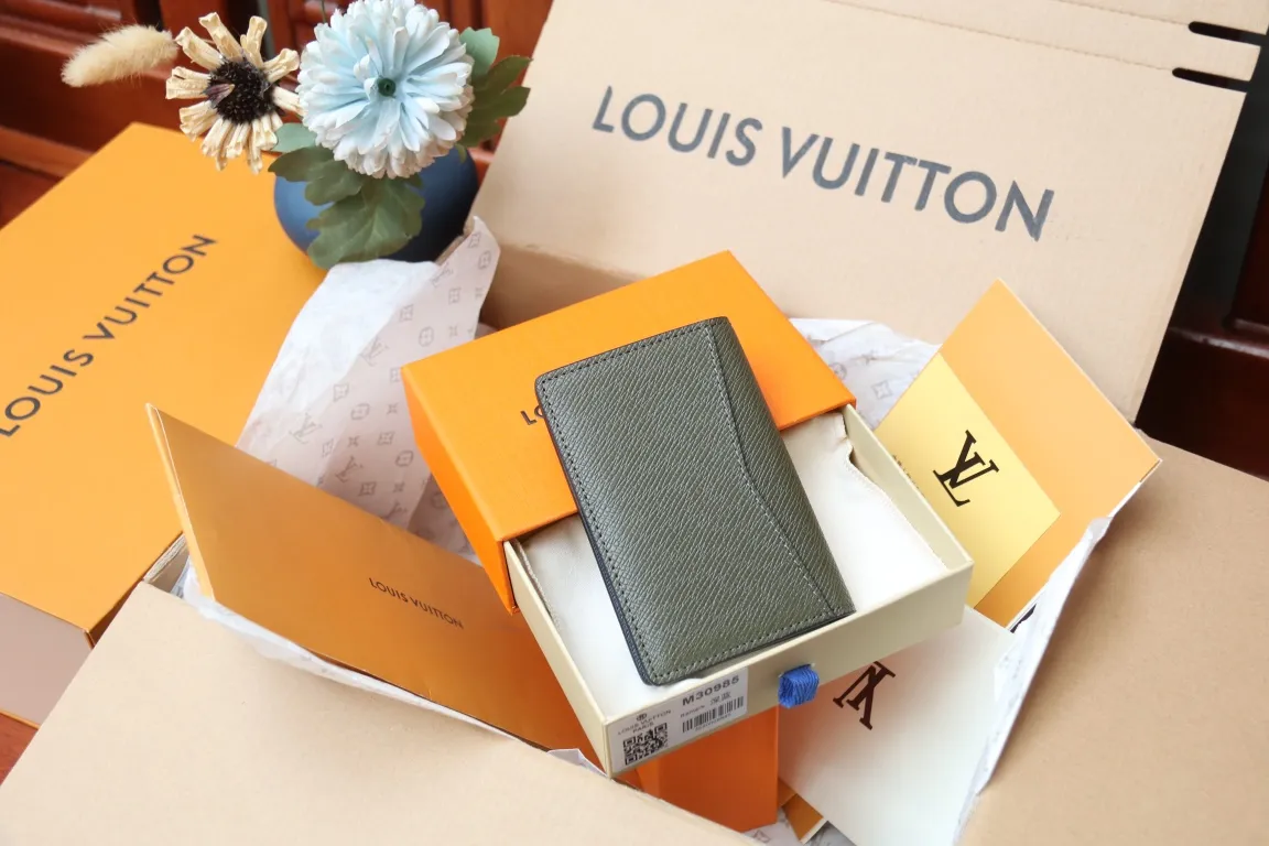 M30985 Pocket Wallet 💰260 This pocket wallet relies on exquisite inlay work to embed the V pattern into fine Taïga leather, echoing the traditional Louis Vuitton logo with bright colors. The slim structure hides plenty of space and can be easily stored in your pocket. 8 x 11 x 1 cm