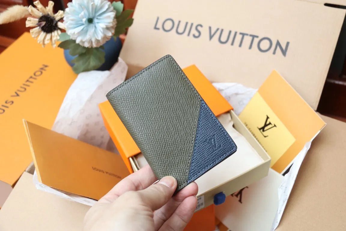 M30985 Pocket Wallet 💰260 This pocket wallet relies on exquisite inlay work to embed the V pattern into fine Taïga leather, echoing the traditional Louis Vuitton logo with bright colors. The slim structure hides plenty of space and can be easily stored in your pocket. 8 x 11 x 1 cm