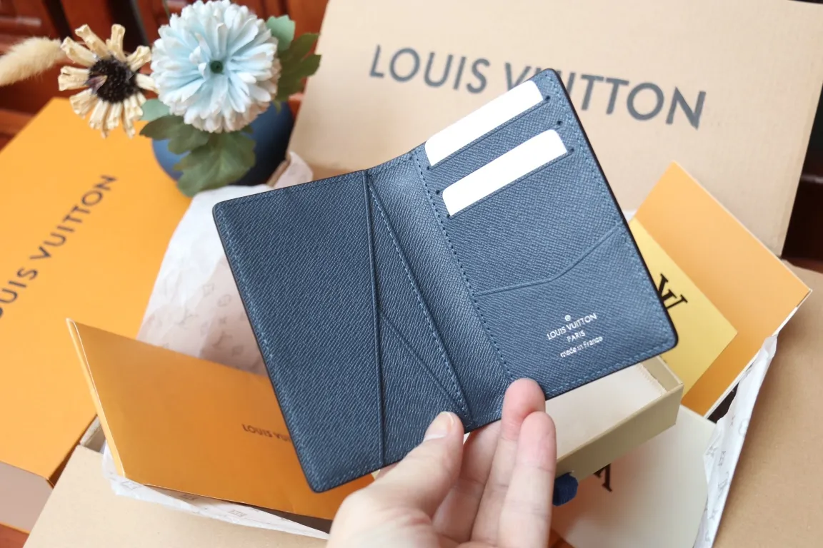 M30985 Pocket Wallet 💰260 This pocket wallet relies on exquisite inlay work to embed the V pattern into fine Taïga leather, echoing the traditional Louis Vuitton logo with bright colors. The slim structure hides plenty of space and can be easily stored in your pocket. 8 x 11 x 1 cm