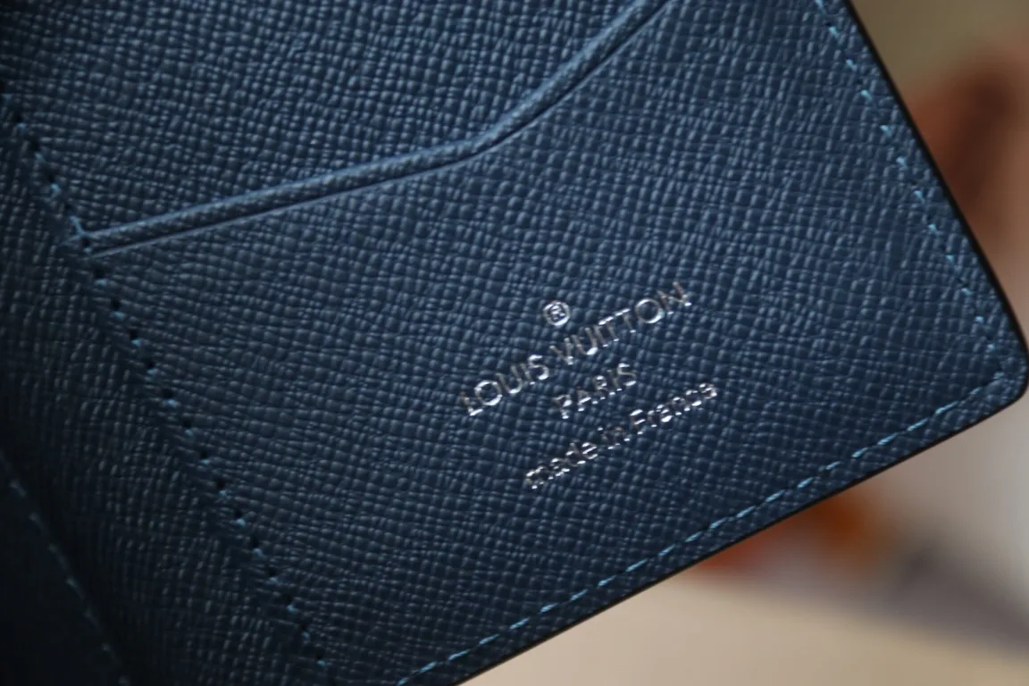 M30985 Pocket Wallet 💰260 This pocket wallet relies on exquisite inlay work to embed the V pattern into fine Taïga leather, echoing the traditional Louis Vuitton logo with bright colors. The slim structure hides plenty of space and can be easily stored in your pocket. 8 x 11 x 1 cm