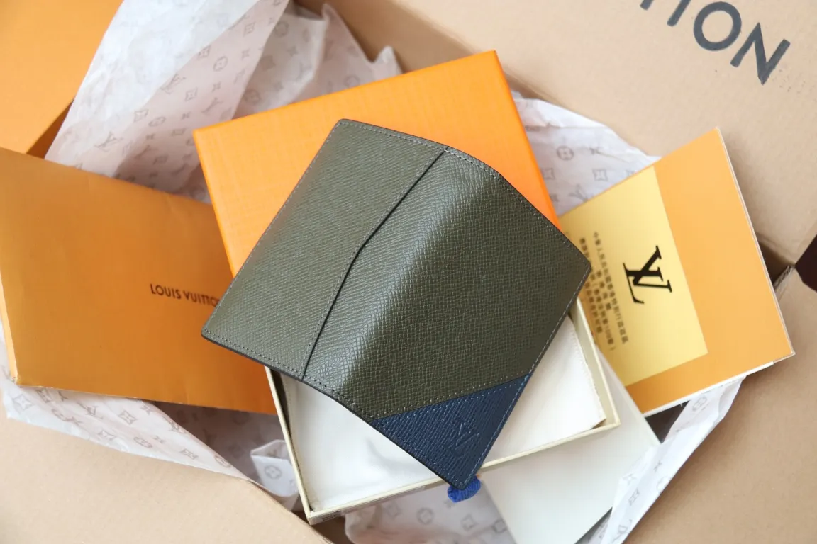 M30985 Pocket Wallet 💰260 This pocket wallet relies on exquisite inlay work to embed the V pattern into fine Taïga leather, echoing the traditional Louis Vuitton logo with bright colors. The slim structure hides plenty of space and can be easily stored in your pocket. 8 x 11 x 1 cm