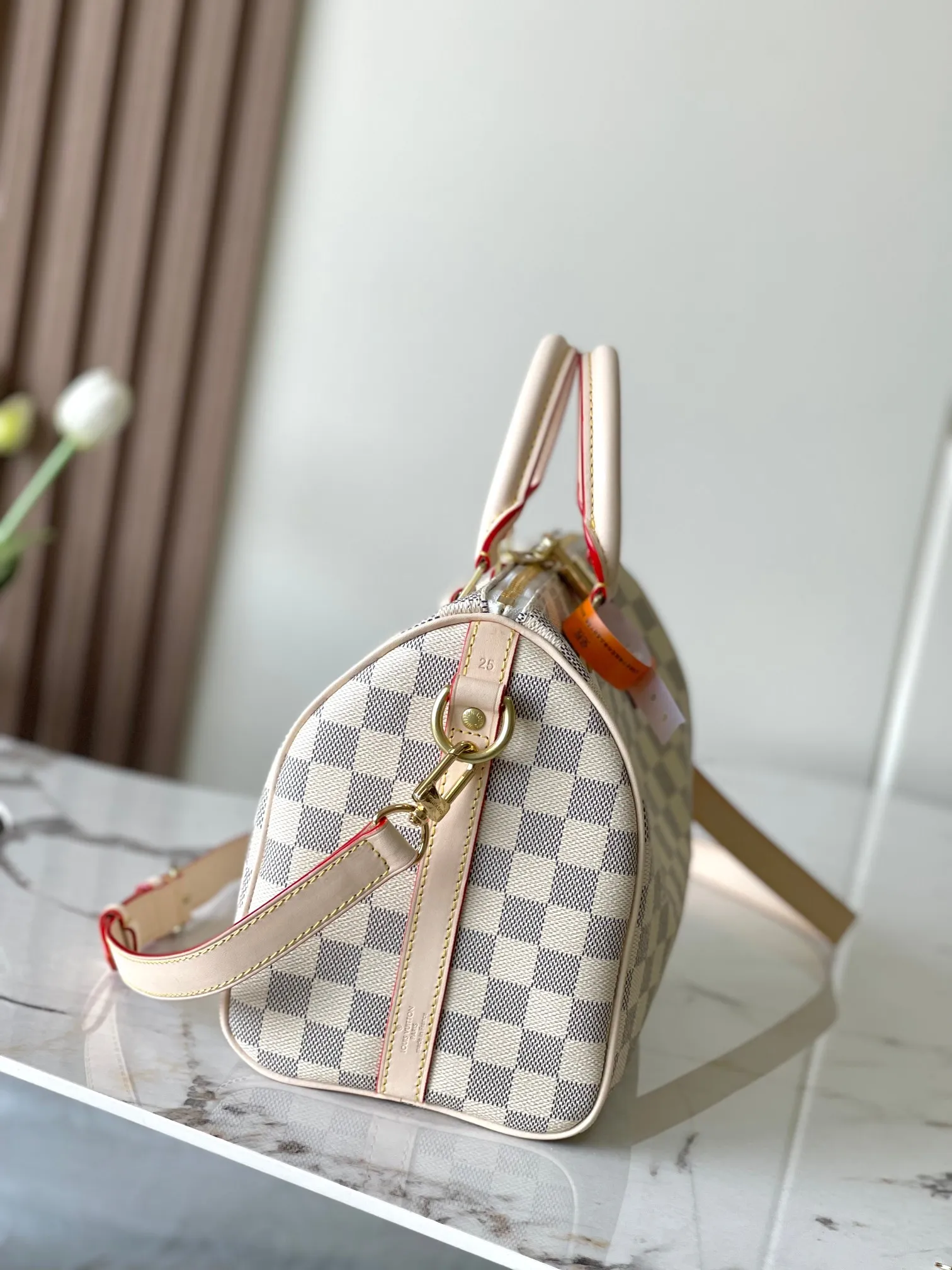 💰760 Top Original Model 41113 White Plaid SPEEDY 25 Handbag The Speedy handbag, launched in 1930, was inspired by the travel revolution at that time and fully displays Louis Vuitton's iconic design style. This unique and perfect urban handbag is a fashionable and personalized choice for urban girls. The Speedy 25 bag in Monogram canvas is as elegant as it is practical and durable. 25x19x15cm (length x height x width)