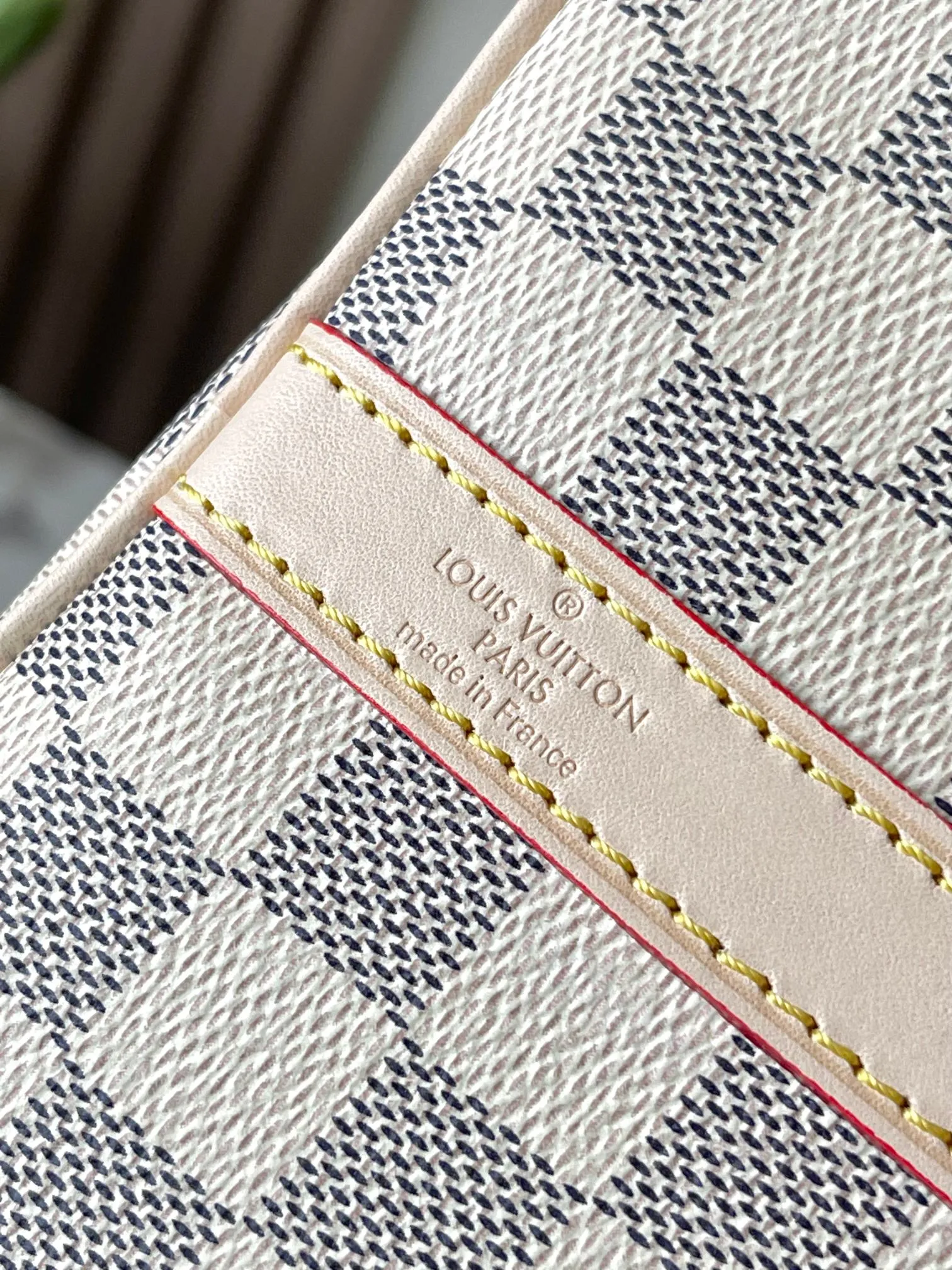 💰760 Top Original Model 41113 White Plaid SPEEDY 25 Handbag The Speedy handbag, launched in 1930, was inspired by the travel revolution at that time and fully displays Louis Vuitton's iconic design style. This unique and perfect urban handbag is a fashionable and personalized choice for urban girls. The Speedy 25 bag in Monogram canvas is as elegant as it is practical and durable. 25x19x15cm (length x height x width)